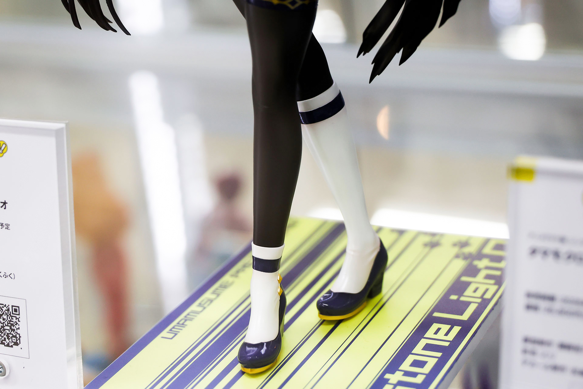 足元は紺色と金の靴を身に付けている