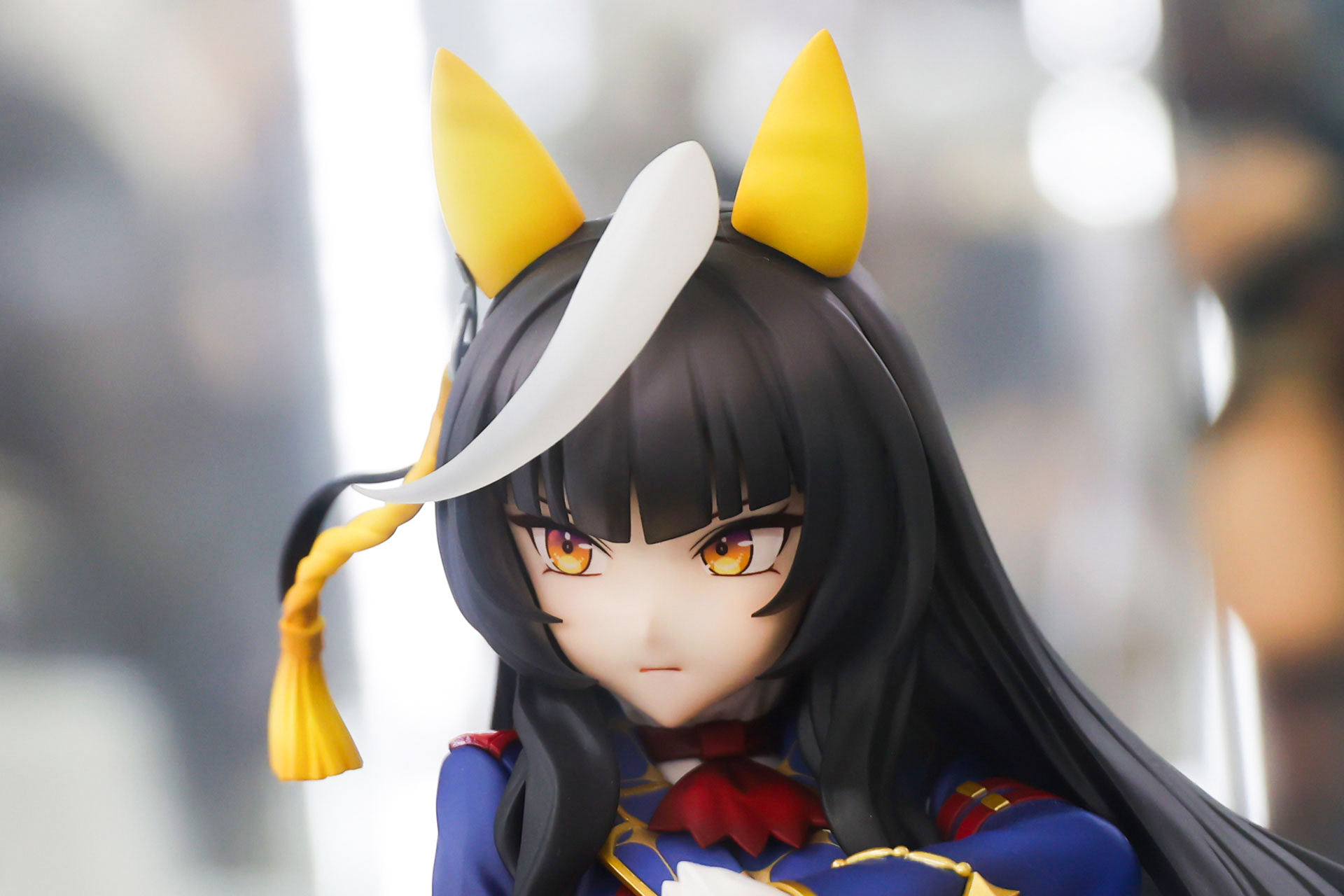 アホ毛のように白い髪が垂れ下がっている