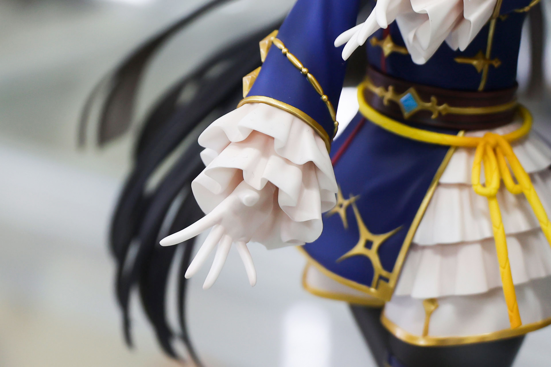 手を広げてポーズを決めている