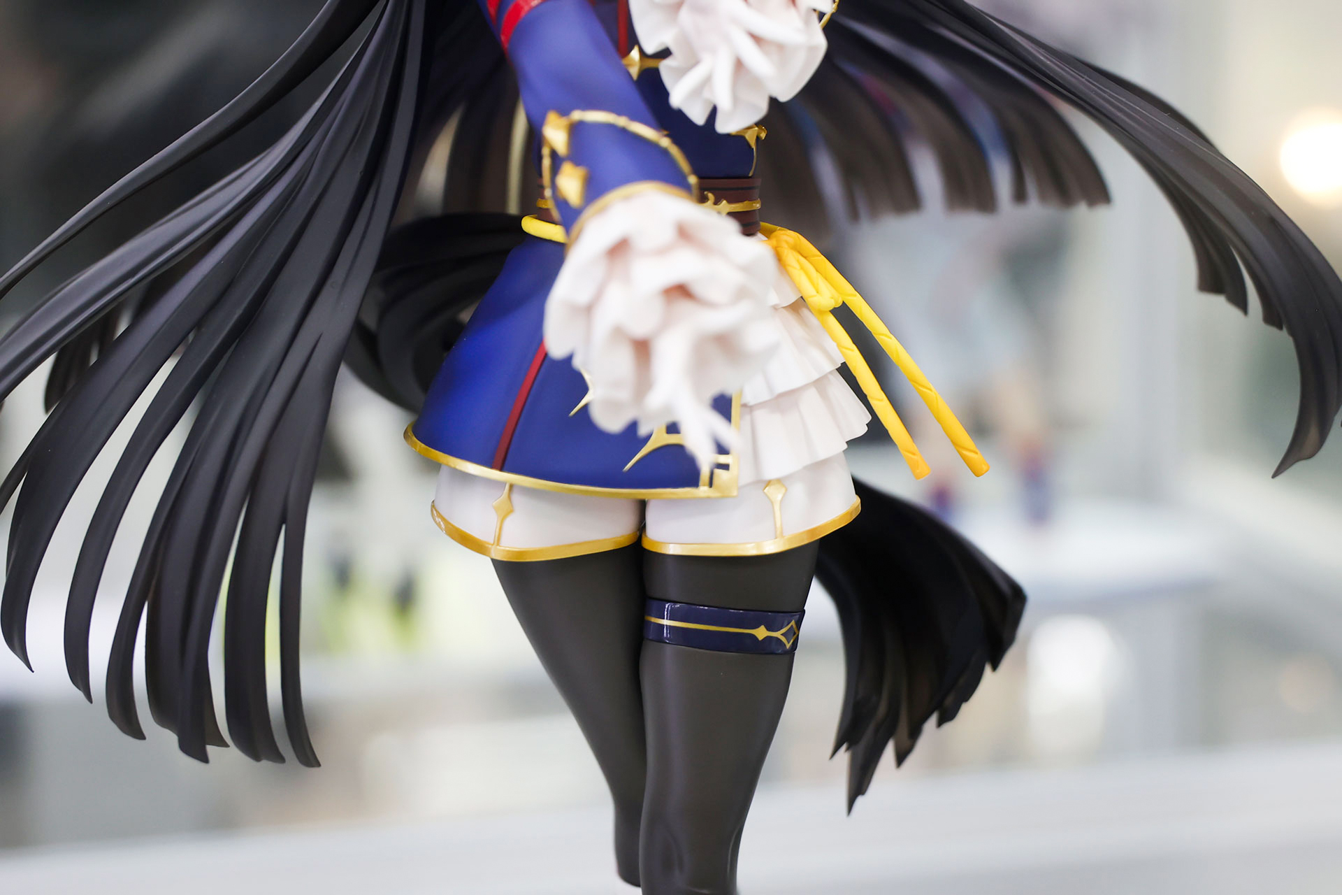 太ももにも片方だけ飾りが付けられている