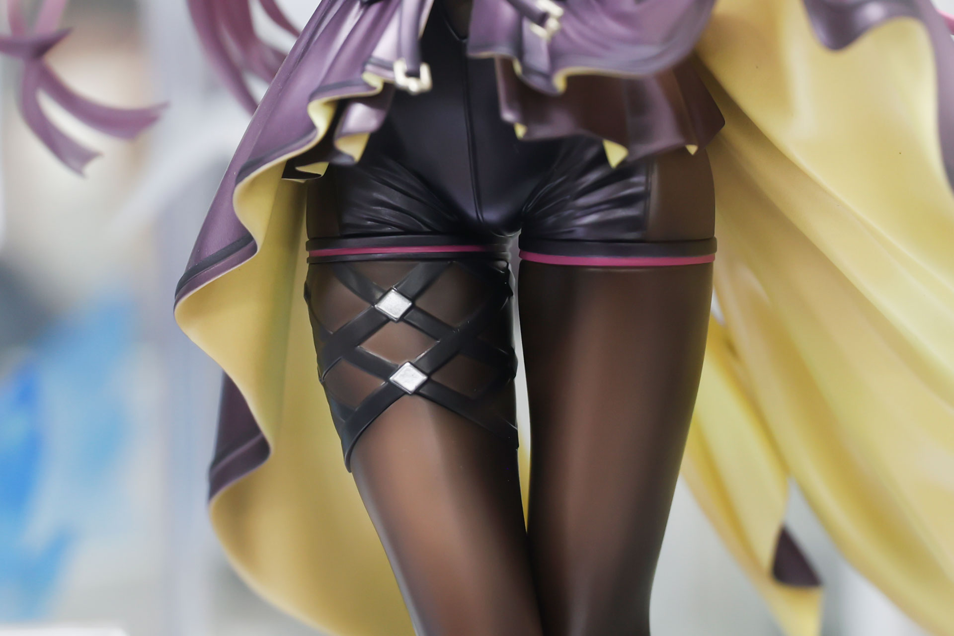 太もも辺りにヒモの飾りが付けられている