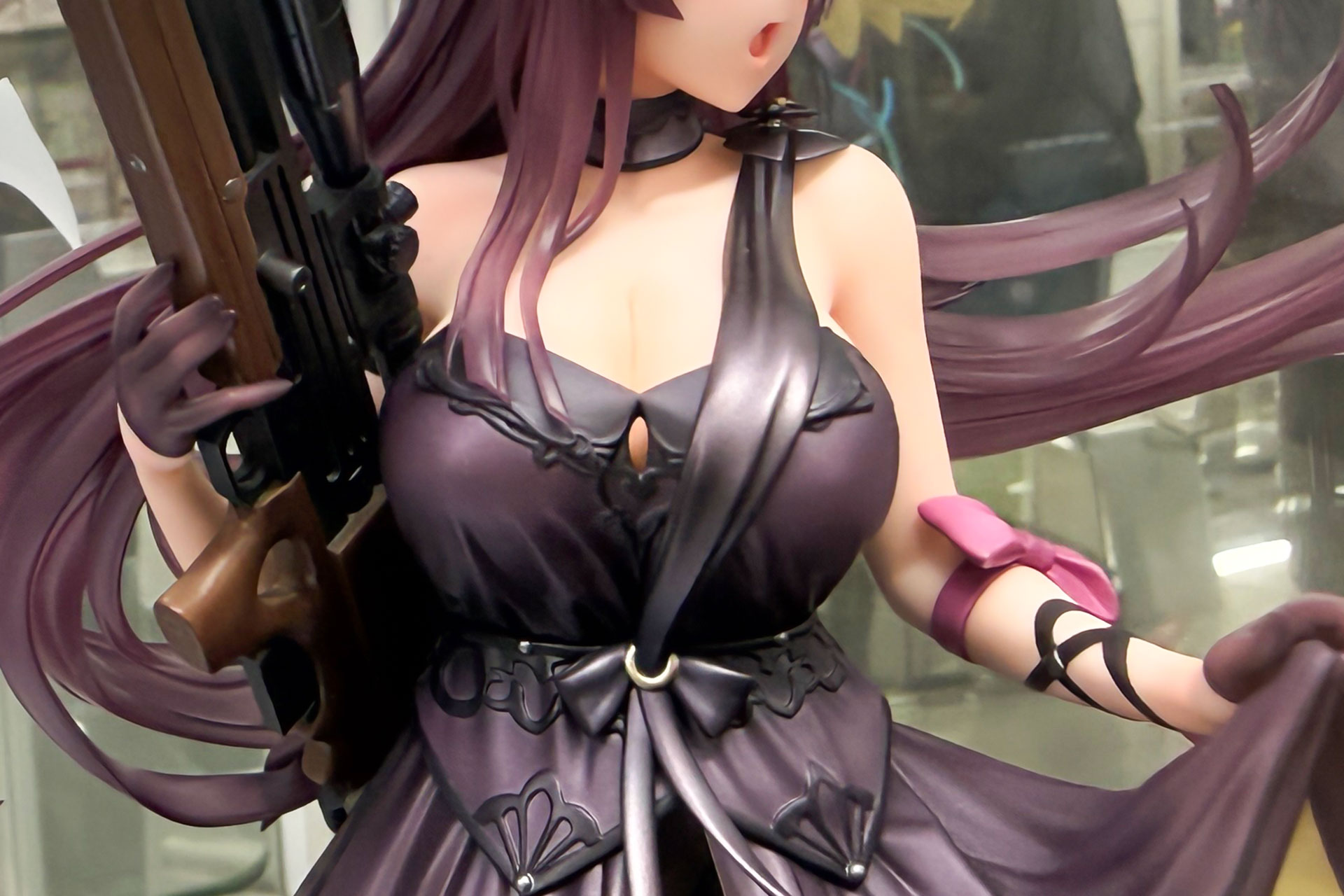 ドレスは独特の色合いだ