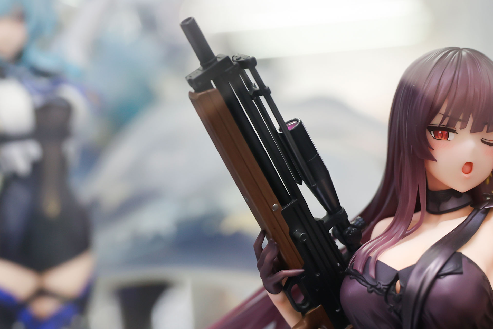 手にスナイパーライフルを抱えている