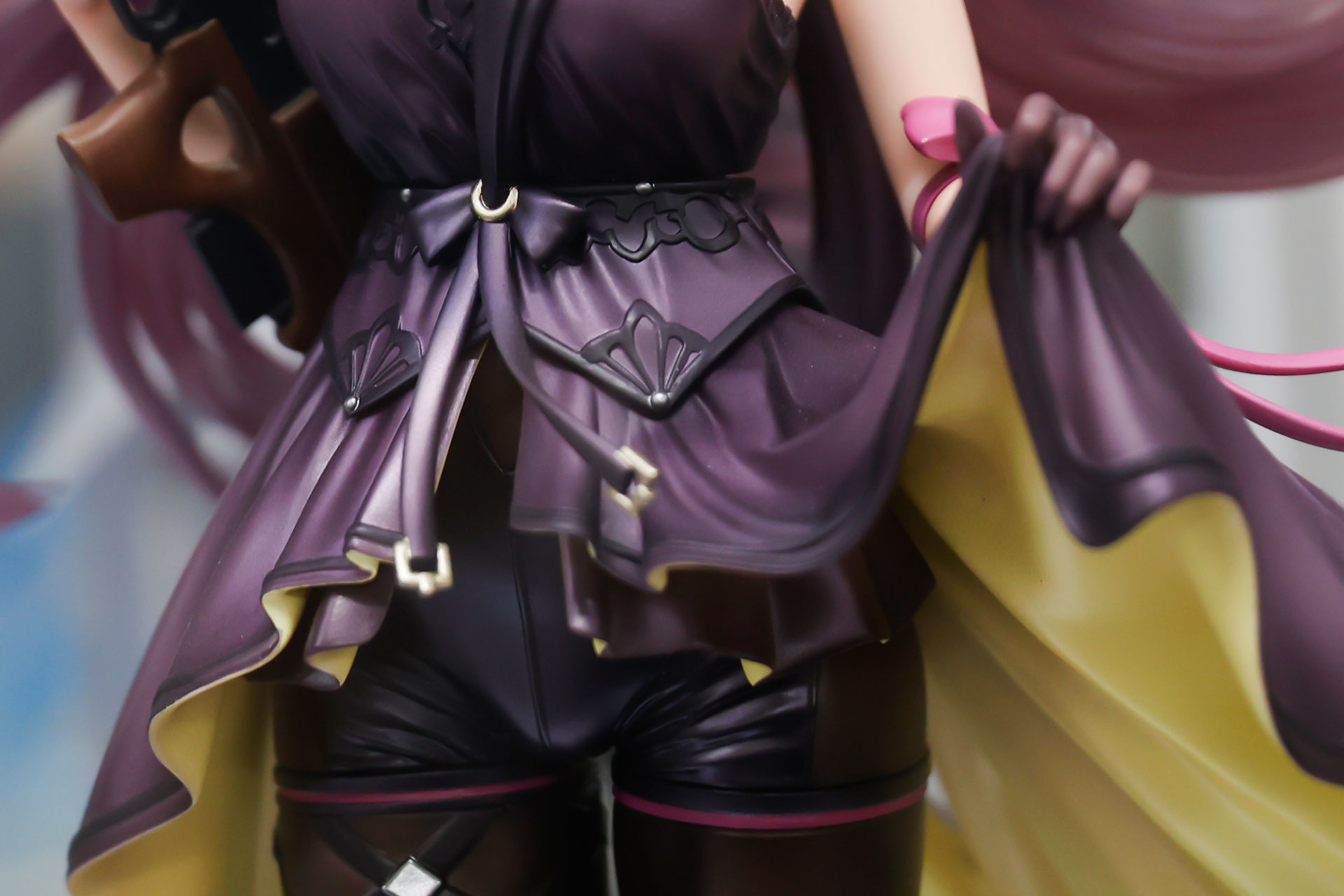 ドレスには細かいデザインが施されている