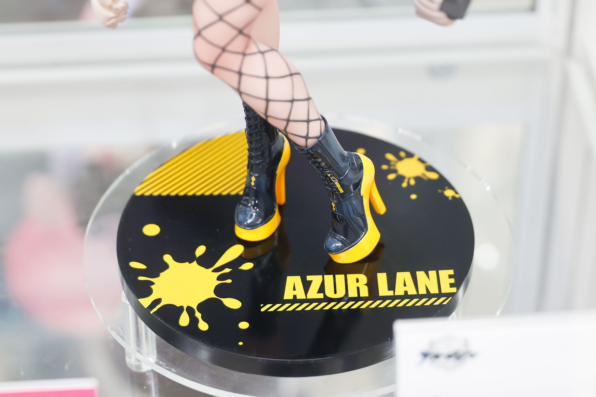 台座部分も衣装に合わせた色合いだ