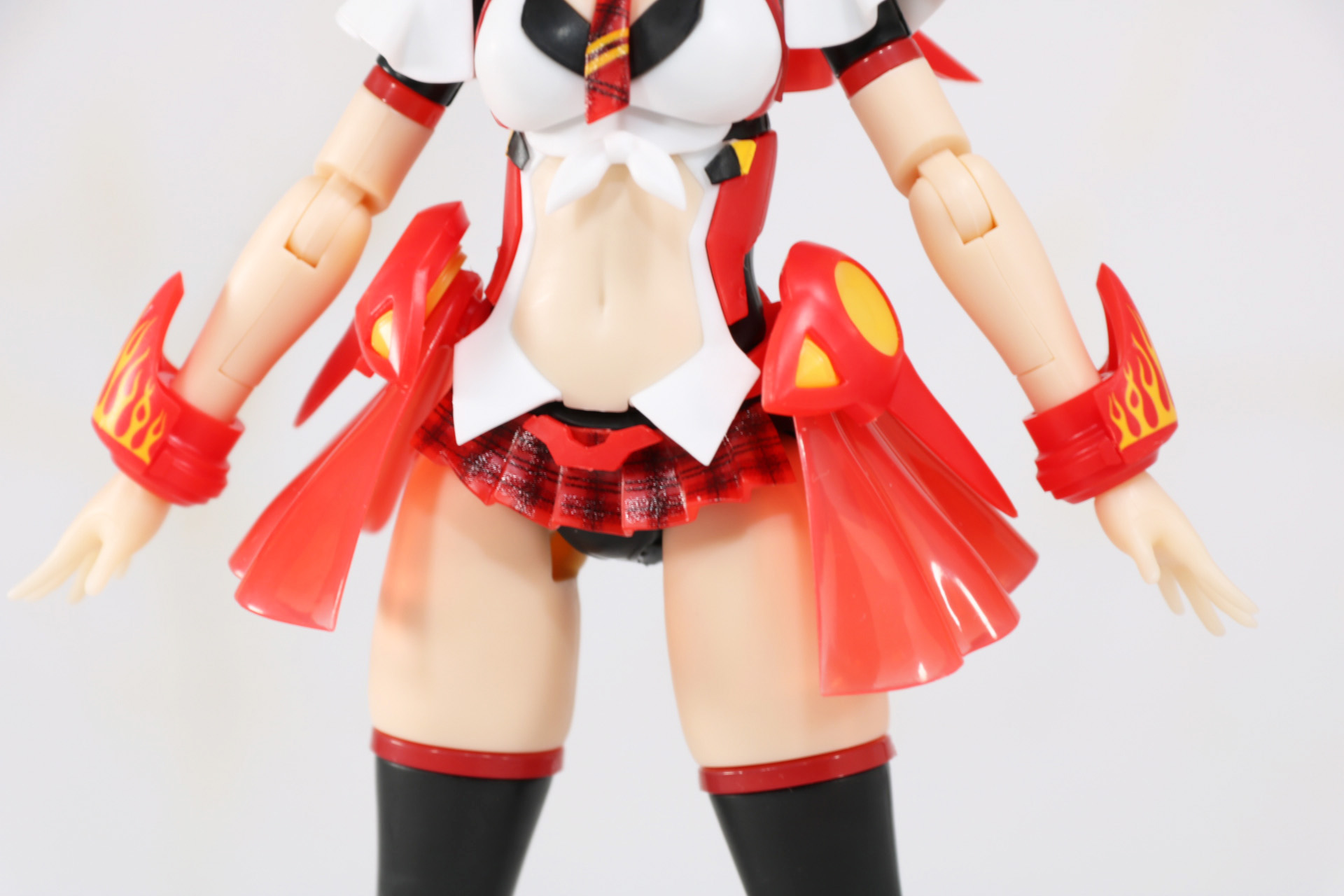 短いスカートやへそ出しルックスも細かく色分け