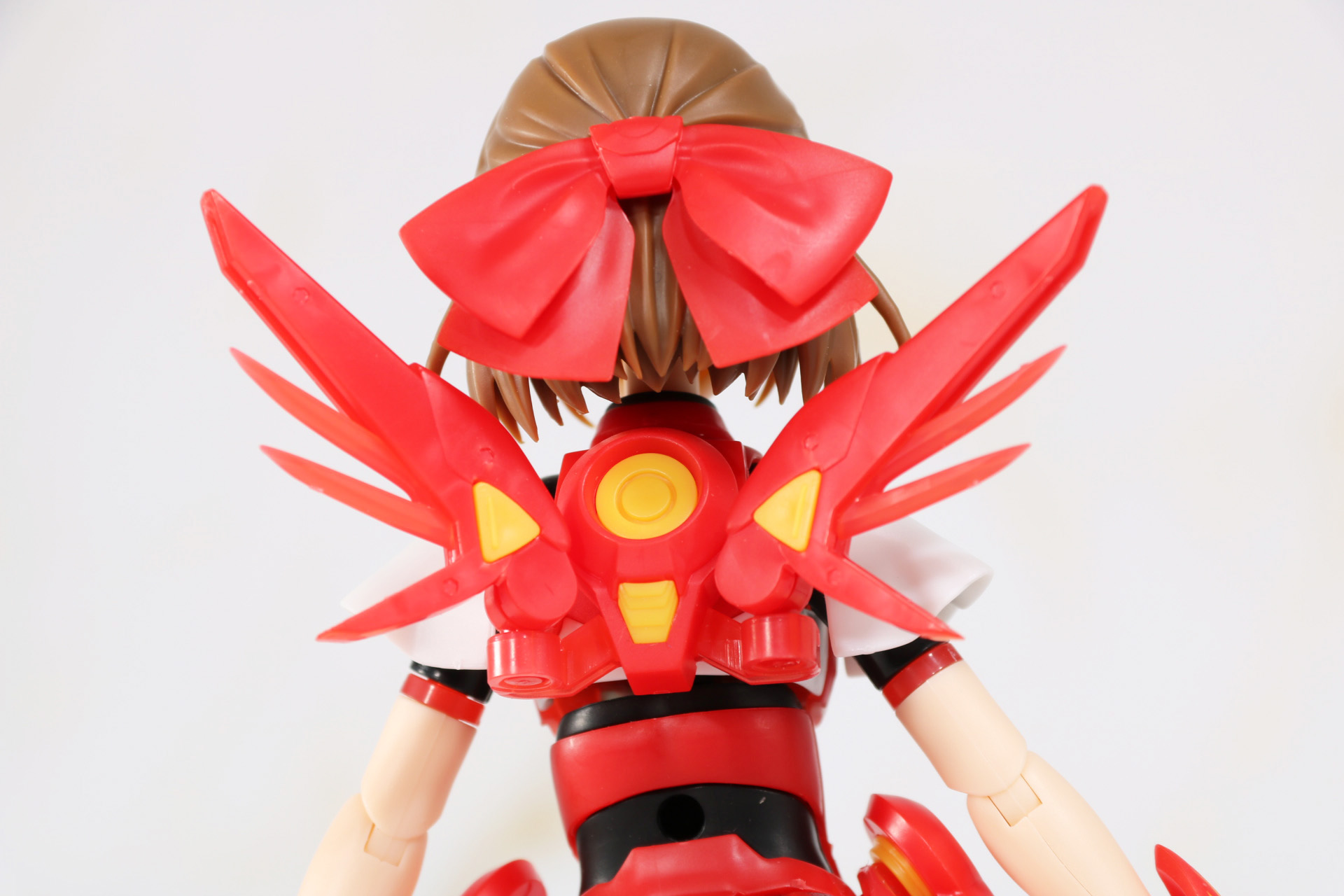 背中には小さな翼が造形され、後頭部のリボンも大きく存在感のある造形となっている