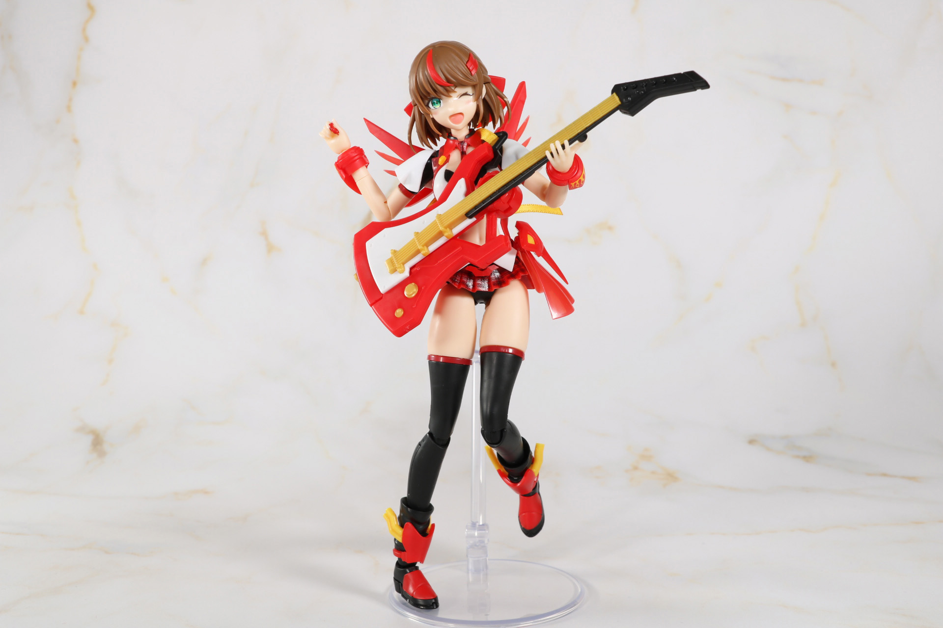 ピック持ち手でより臨場感のある演奏ポーズが表現できる。※ピック持ち手は塗装しています