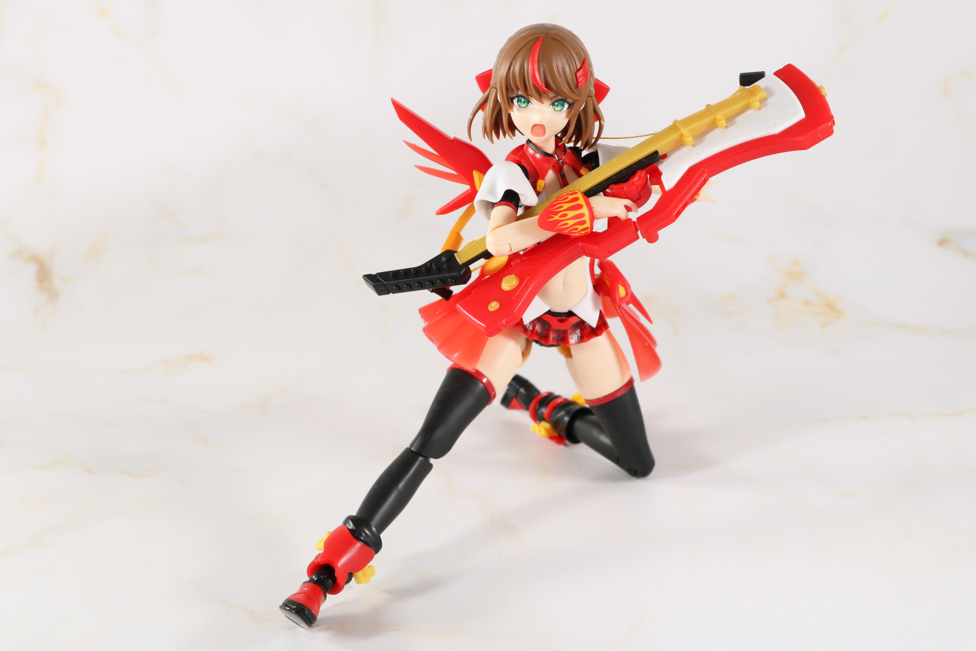 脚部の可動も広く低姿勢でのポーズも可能