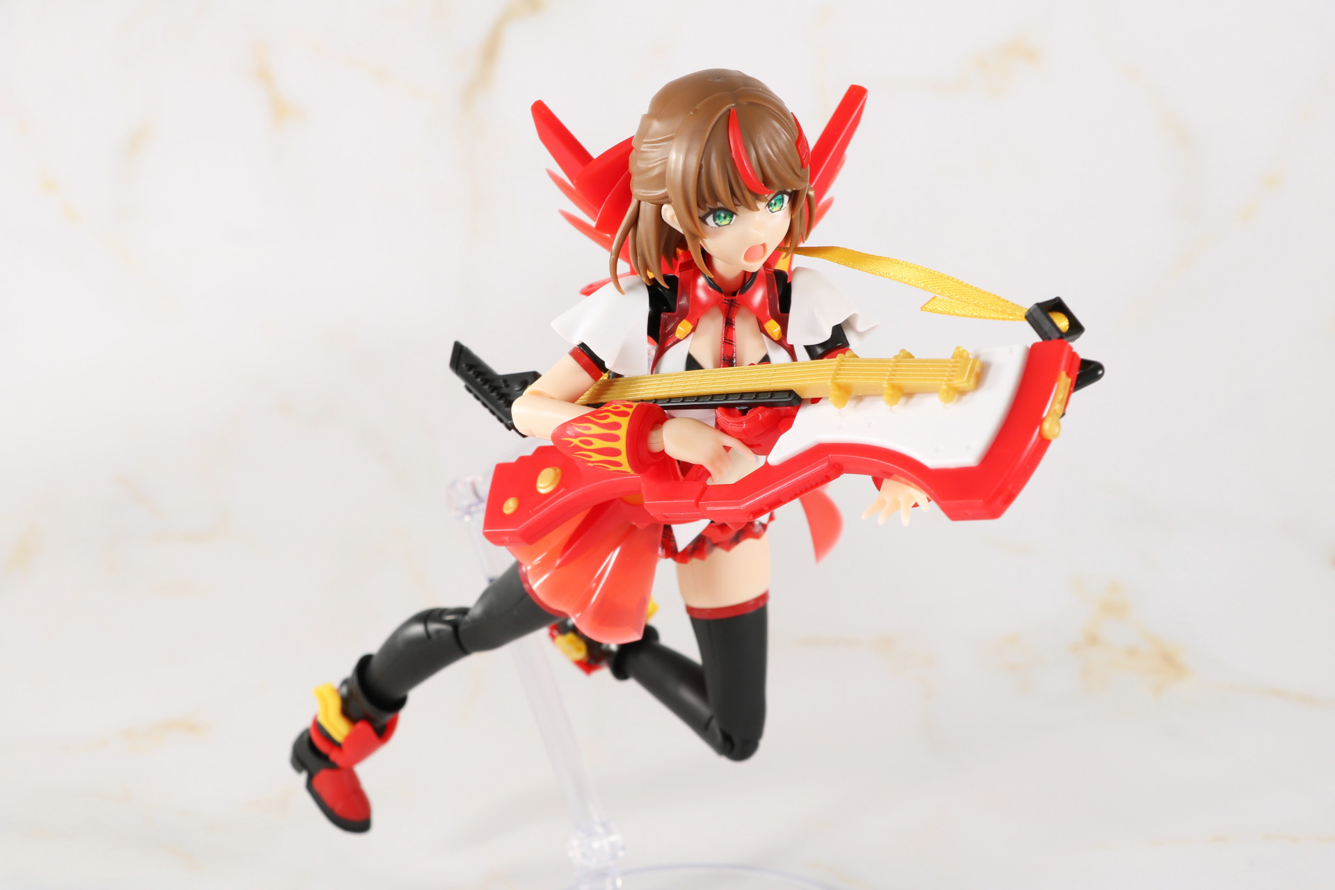 「HWGR-25 ストラト・アサルト」と「HWGB-X79 バスター・マーシャル・キャノン」の2丁持ちによるパワフルなアクション