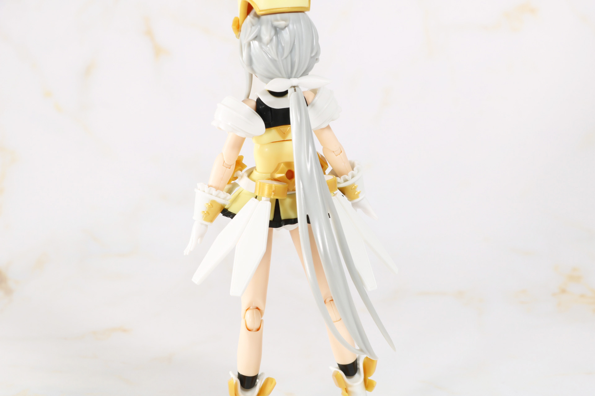 後ろ髪は毛先へ広がっていく流れも表現されている