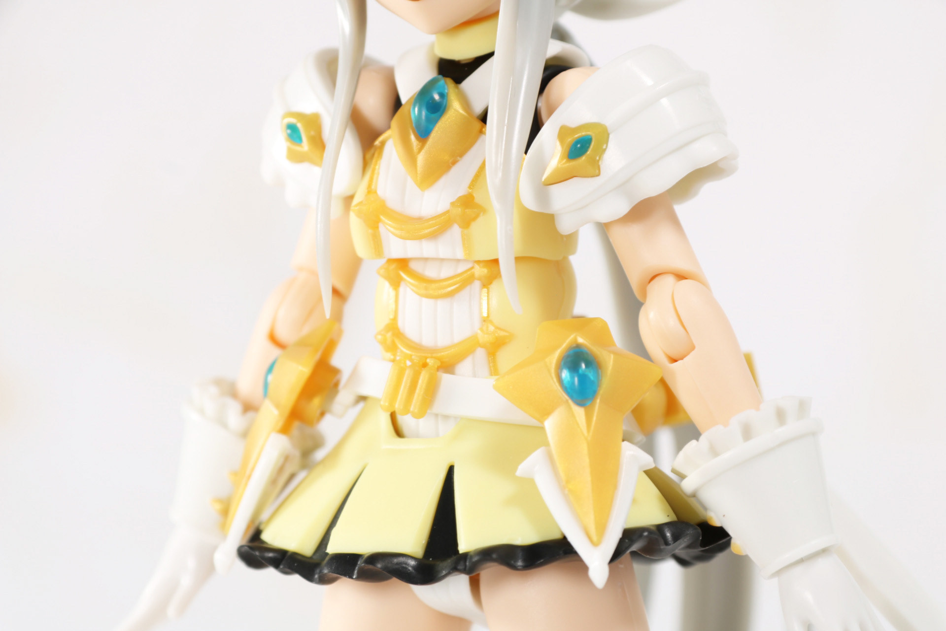 衣装も細かくデザインされ、ベルトも少し傾斜がかかったこだわりを感じる配置となっている