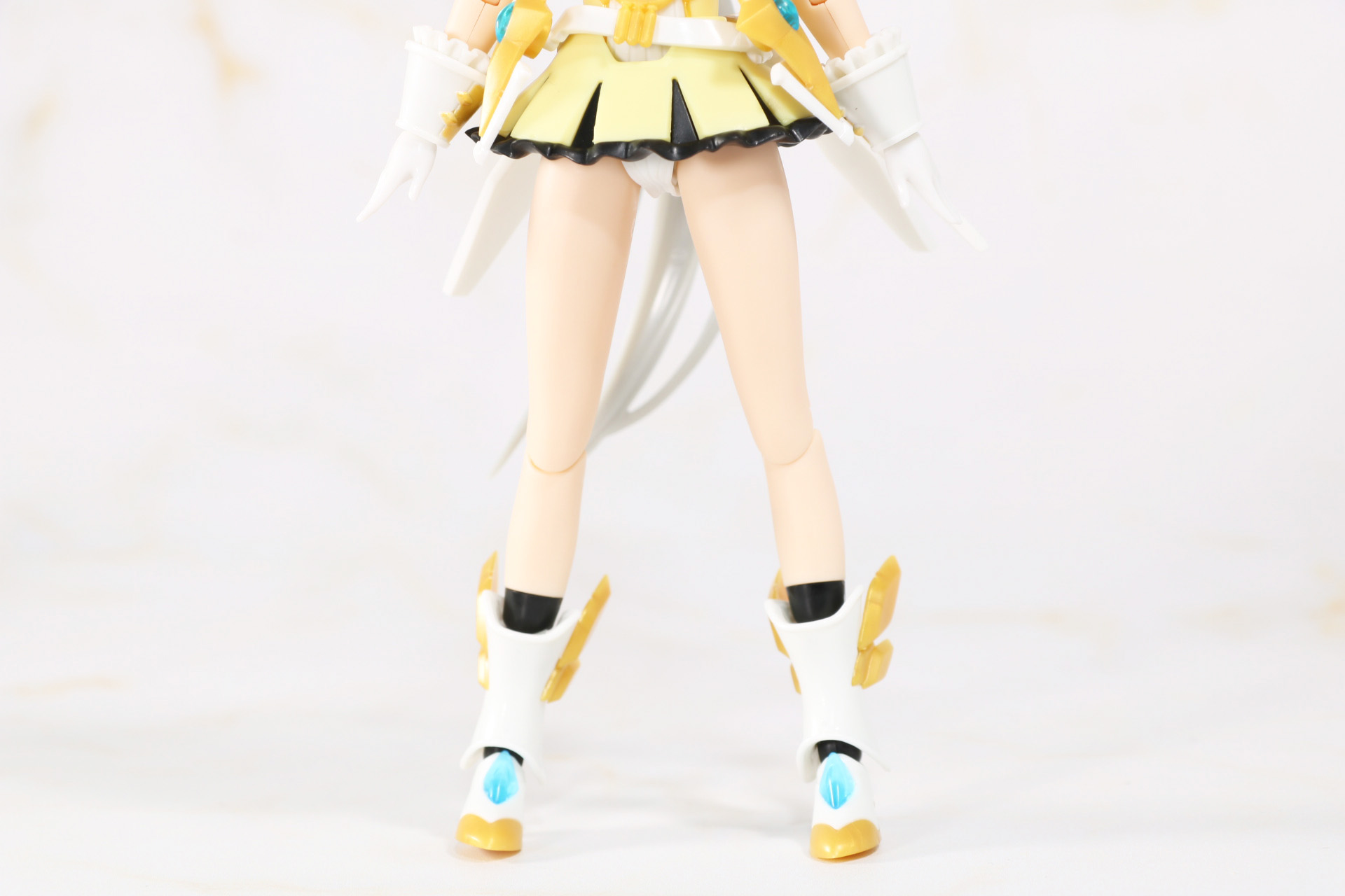 脚部は素肌がまぶしいデザインで、正面からは合わせ目や膝関節が目立たないようになっている
