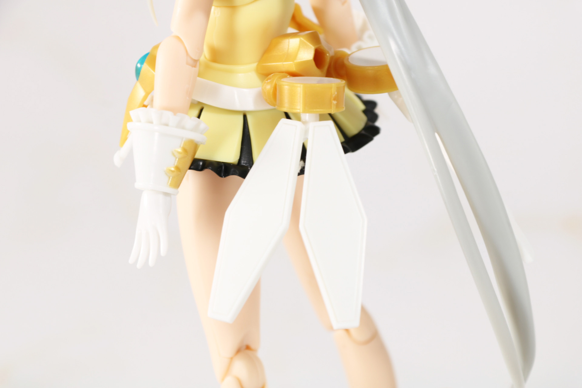 腰にはメカ的な直線ラインの翼