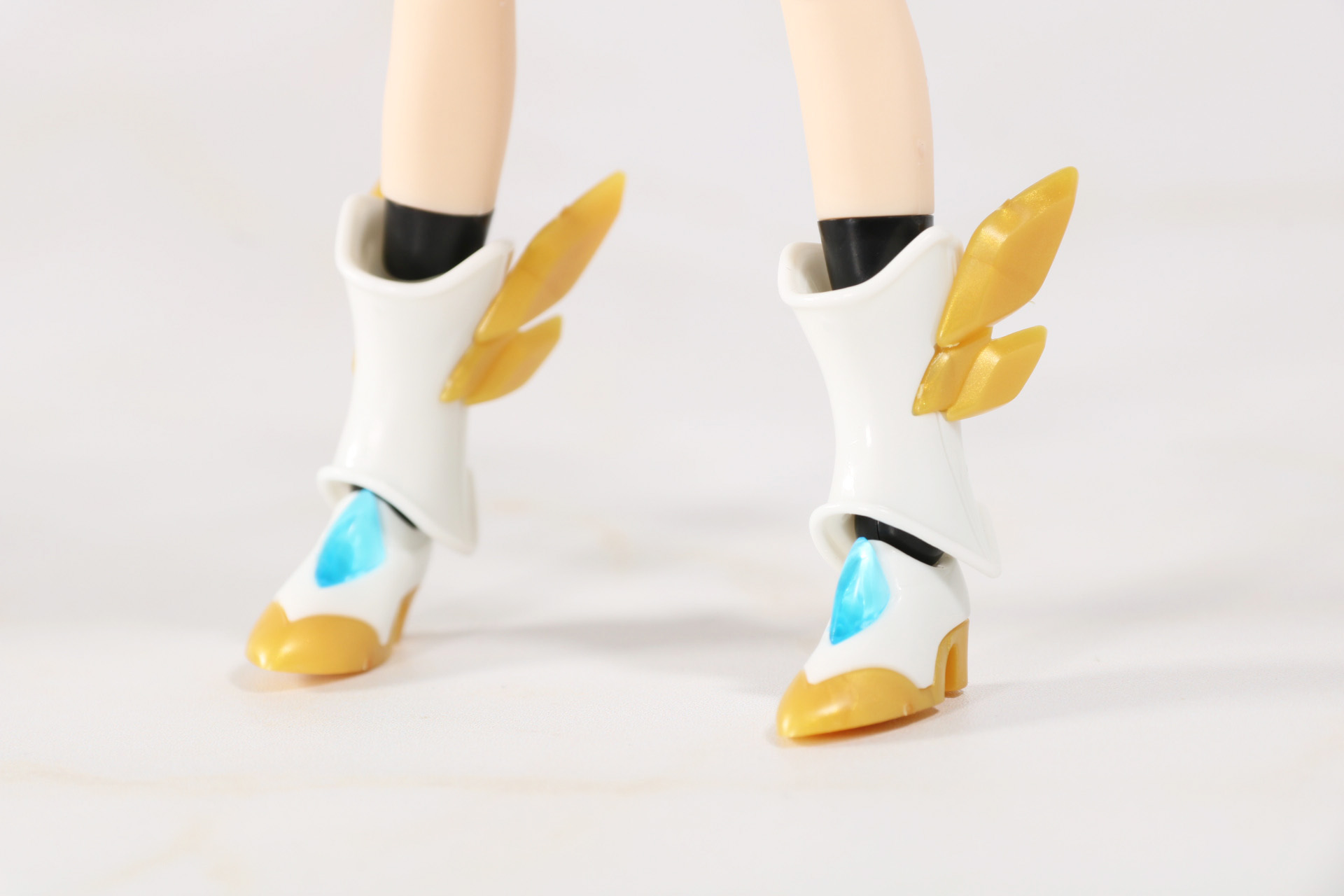 ブーツも可愛らしいデザインで装飾も造形されている