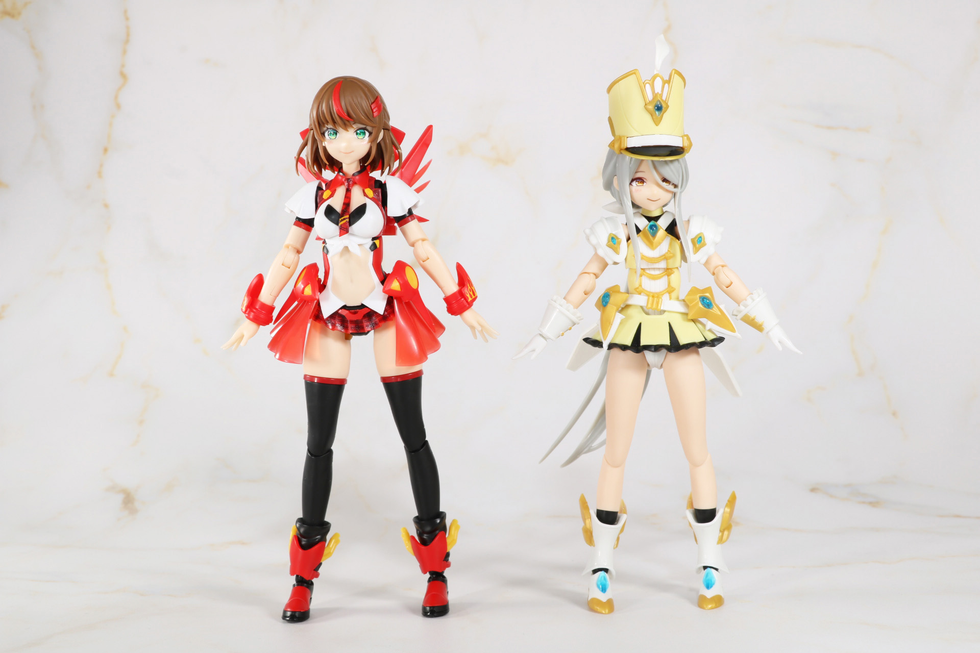 「PLAMATEA VALKYRIE TUNE アイリス＝ブルックナー」（右）と「PLAMATEA VALKYRIE TUNE リサ＝キャスター」（左）の比較