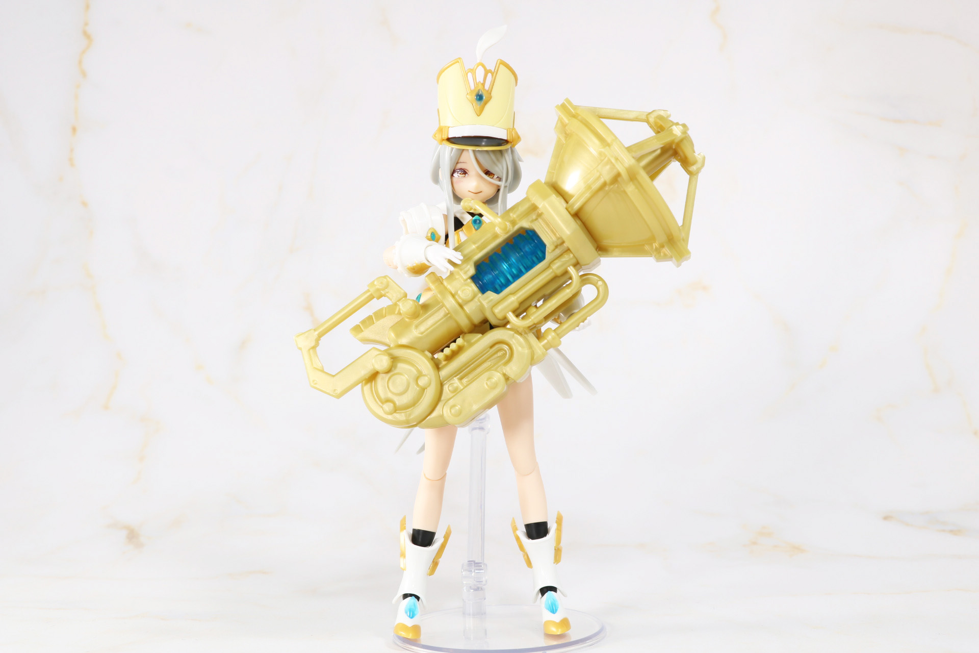 「HWTM-66 アーノルド・メーザーブラスター」を抱えたポーズ