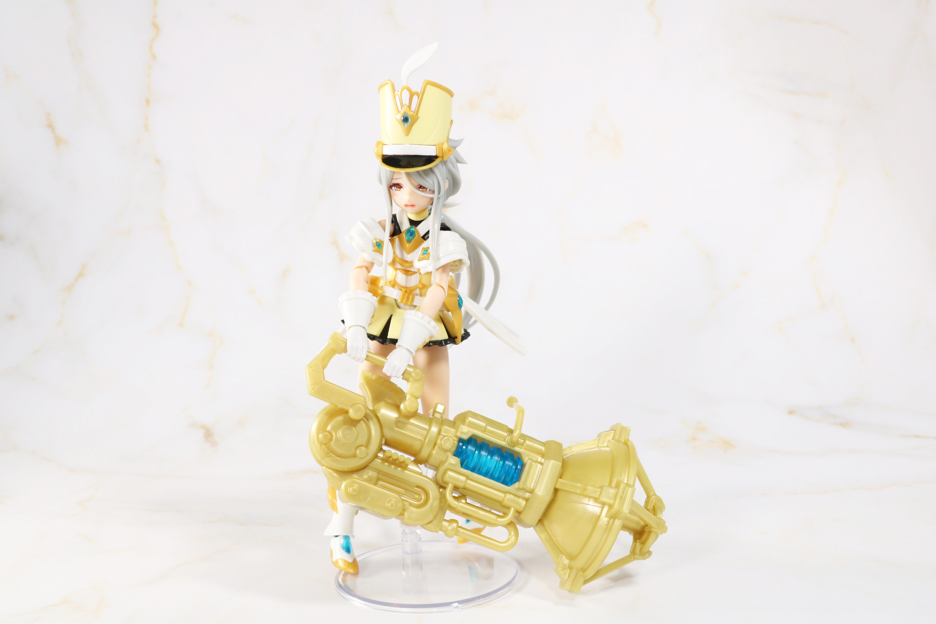 重たそうに持ったポーズ