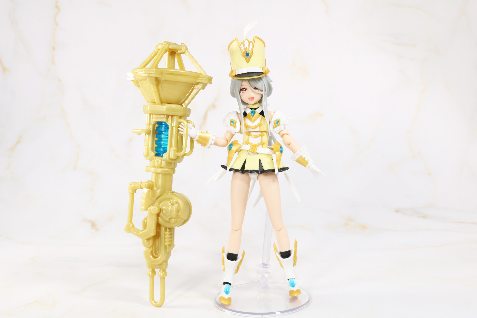 武器モードの「HWTM-66 アーノルド・メーザーブラスター」はアイリス本体に匹敵する大きさ