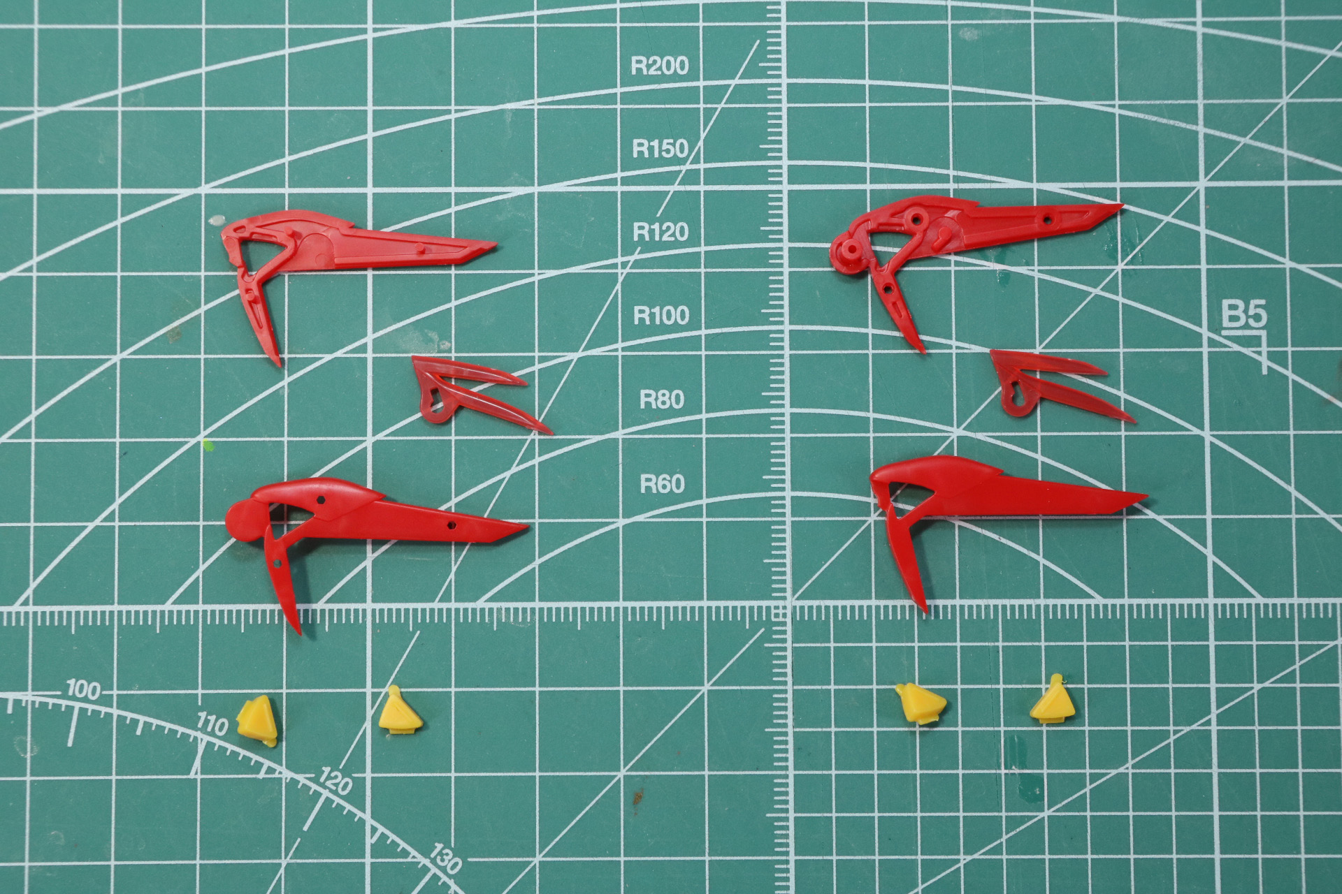 翼パーツの組み立て