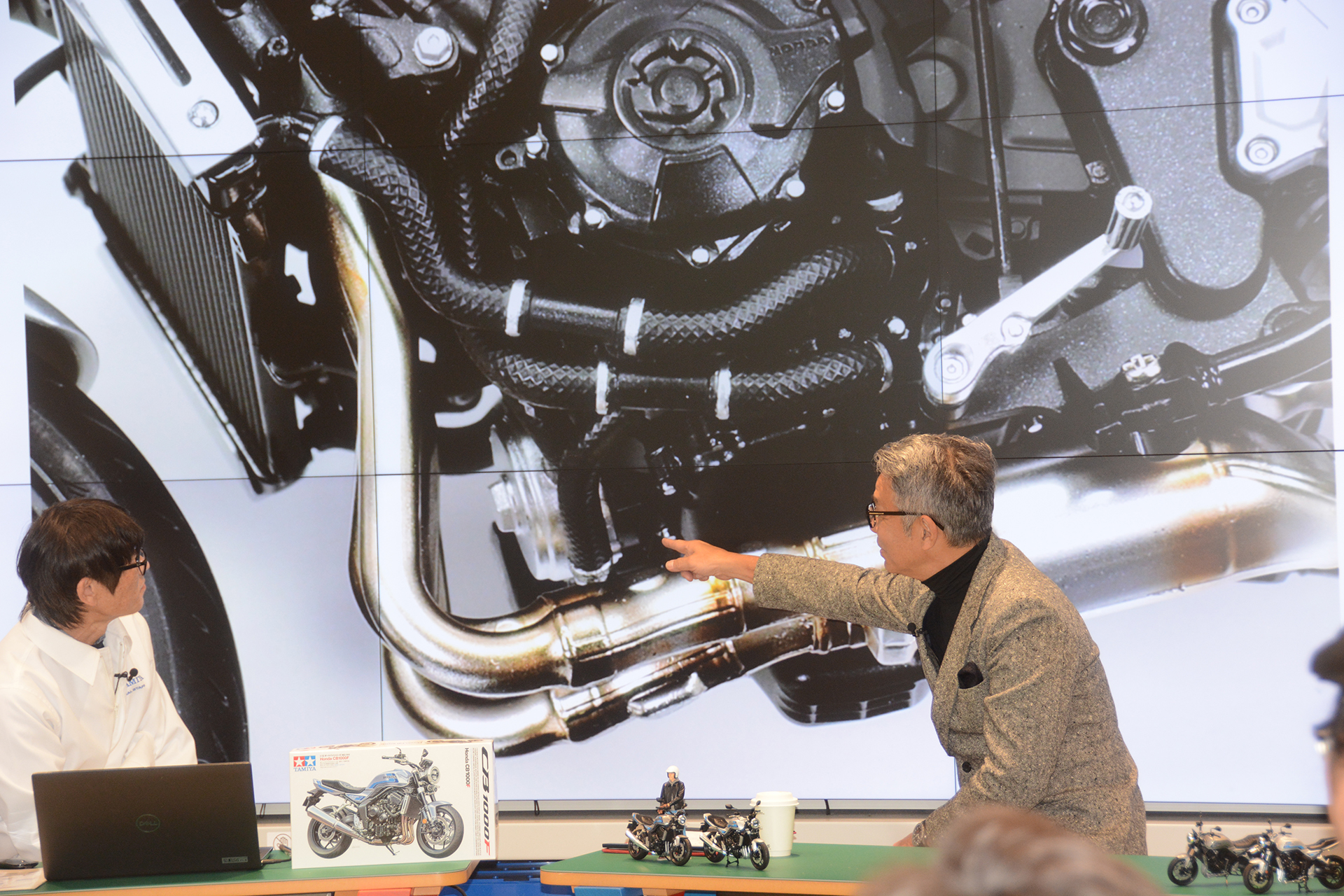 ラジエーターホースの複雑さの表現は力が入っている