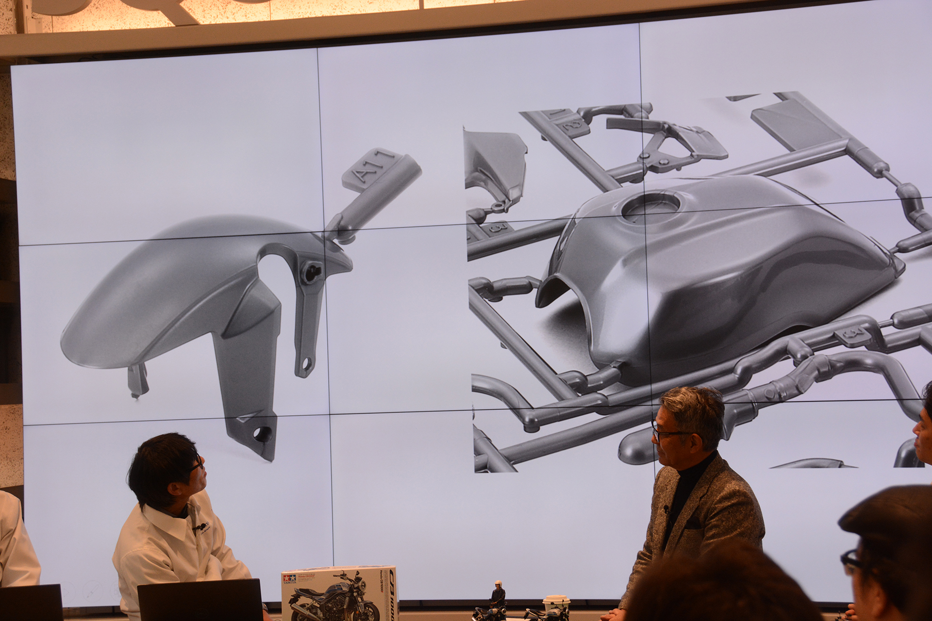 1パーツで表現したタンクとフェンダー