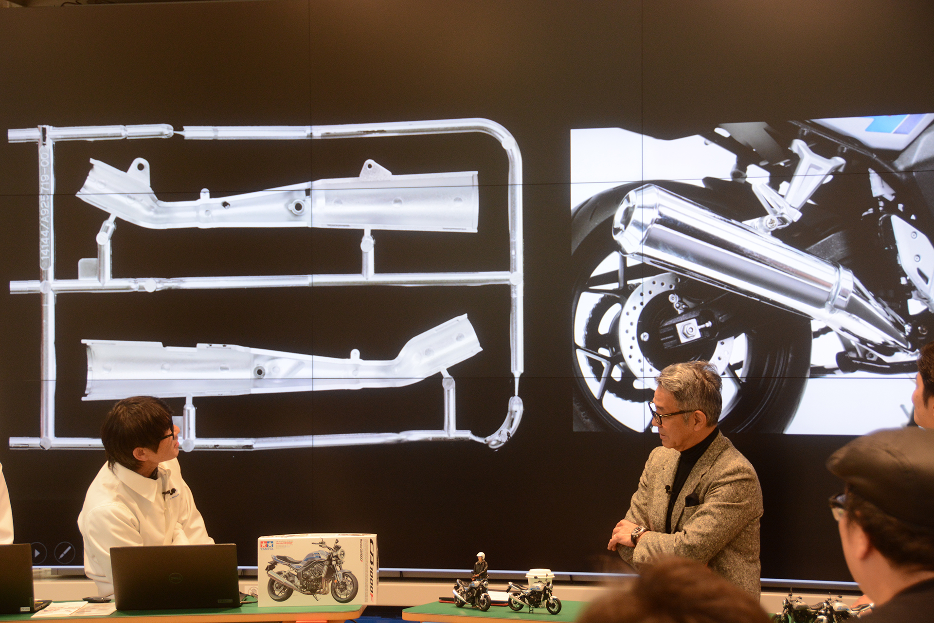 マフラーはネジ止めで組み立てやすく