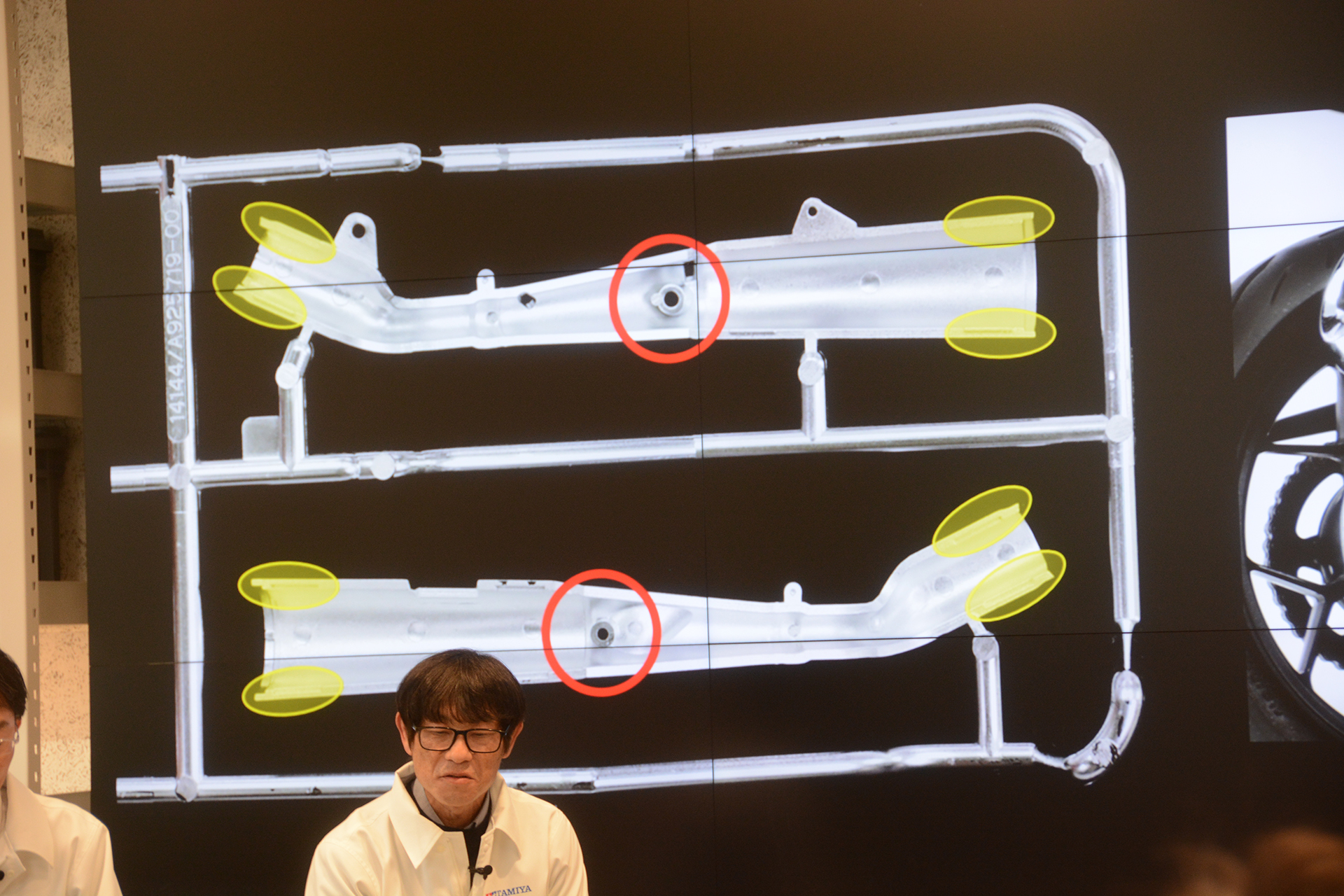 マフラーはネジ止めで組み立てやすく