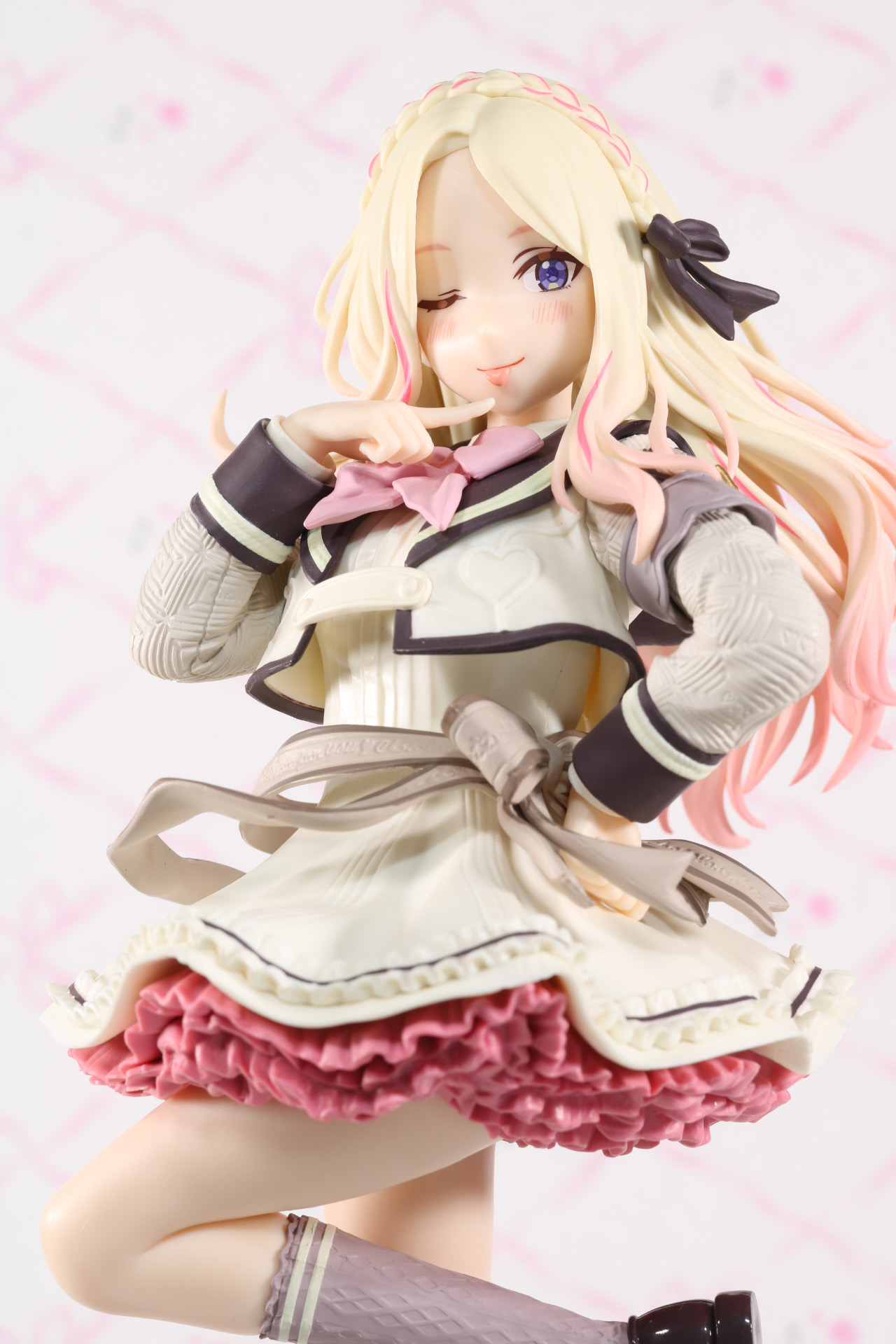 ふわっと浮かぶリボンなど躍動感ある造形