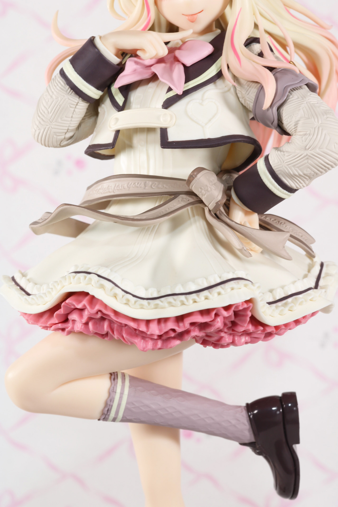 片足立ちのポーズでありつつ安定したディスプレイが可能