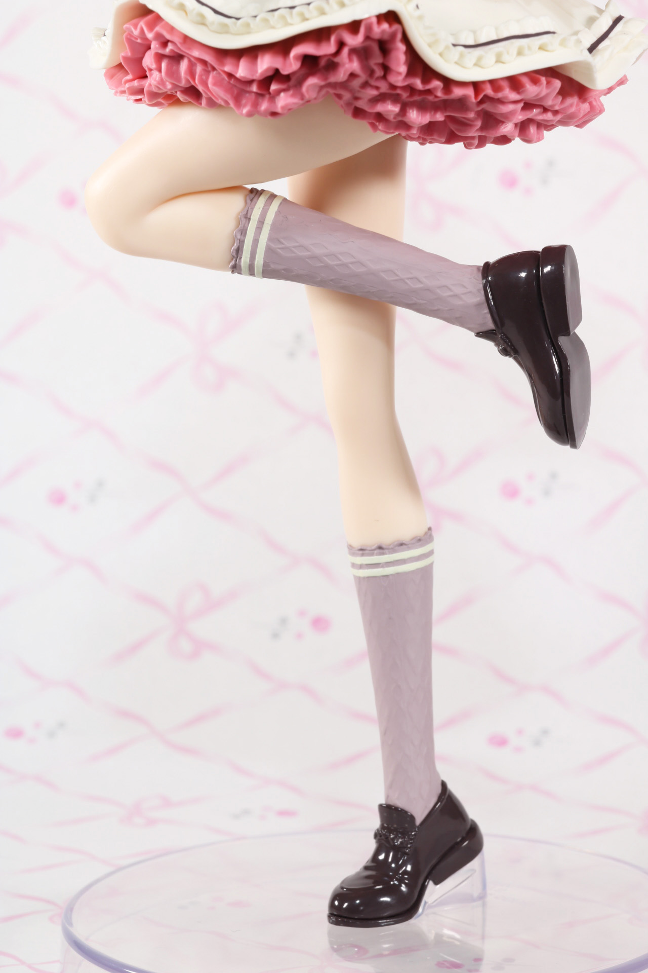 片足立ちのポーズでありつつ安定したディスプレイが可能