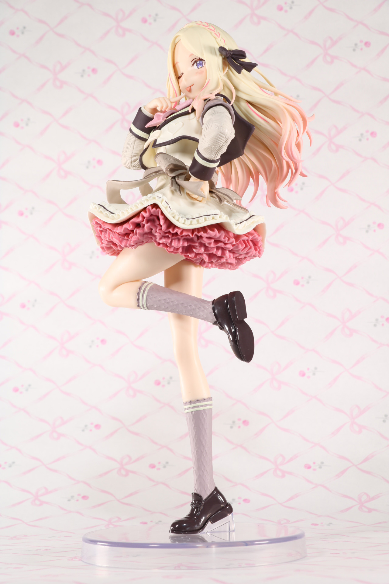 ふわっと浮かぶリボンなど躍動感ある造形