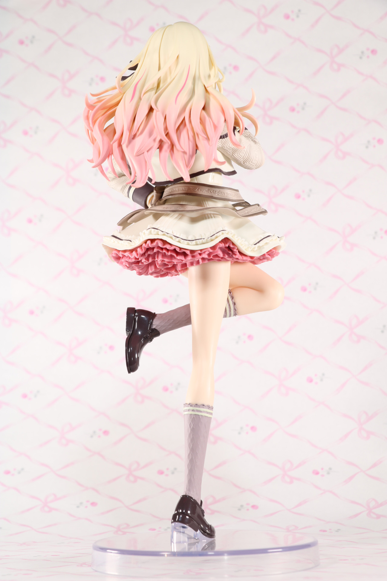 ふわっと浮かぶリボンなど躍動感ある造形