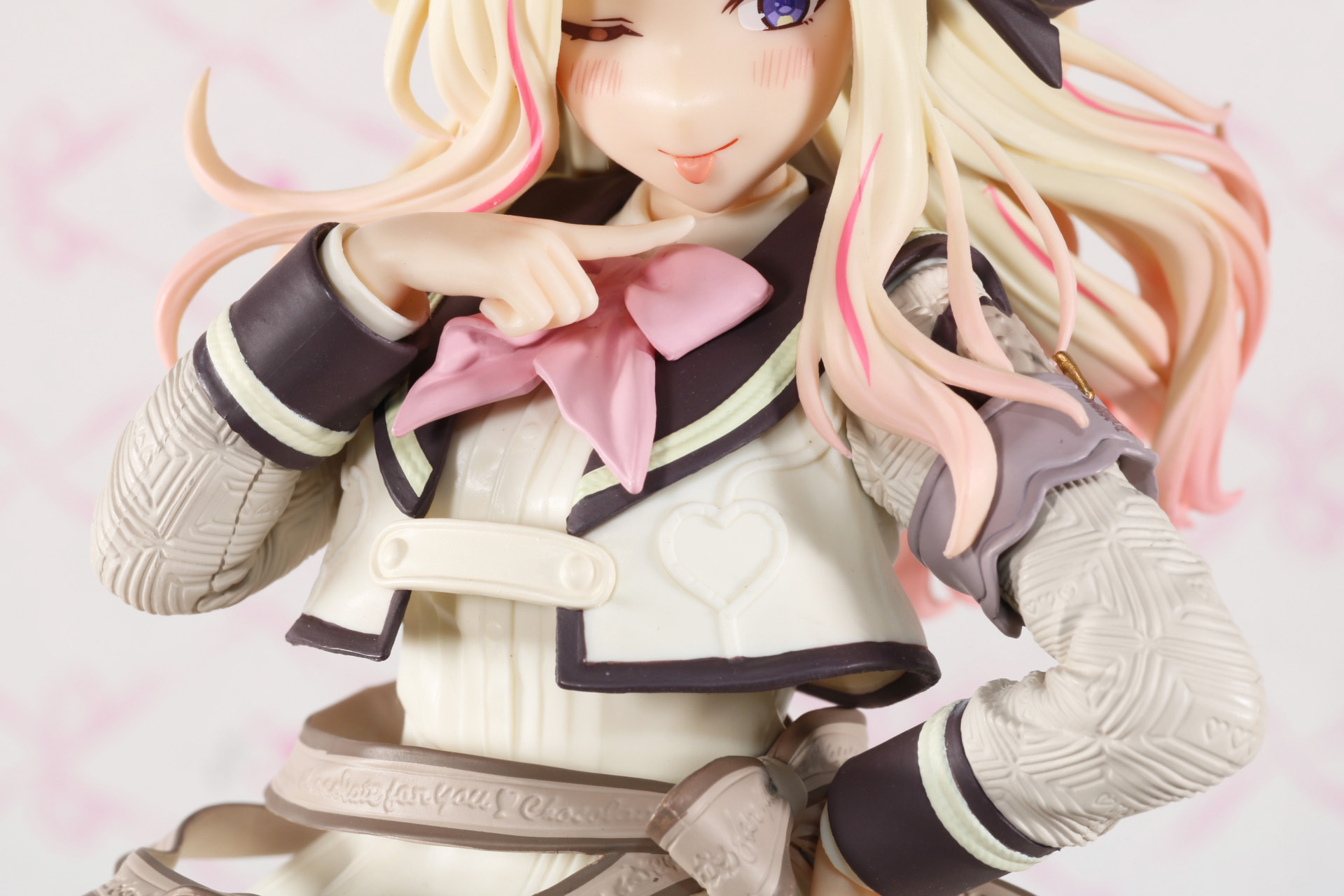 バレンタイン的な意匠が散りばめられた衣装