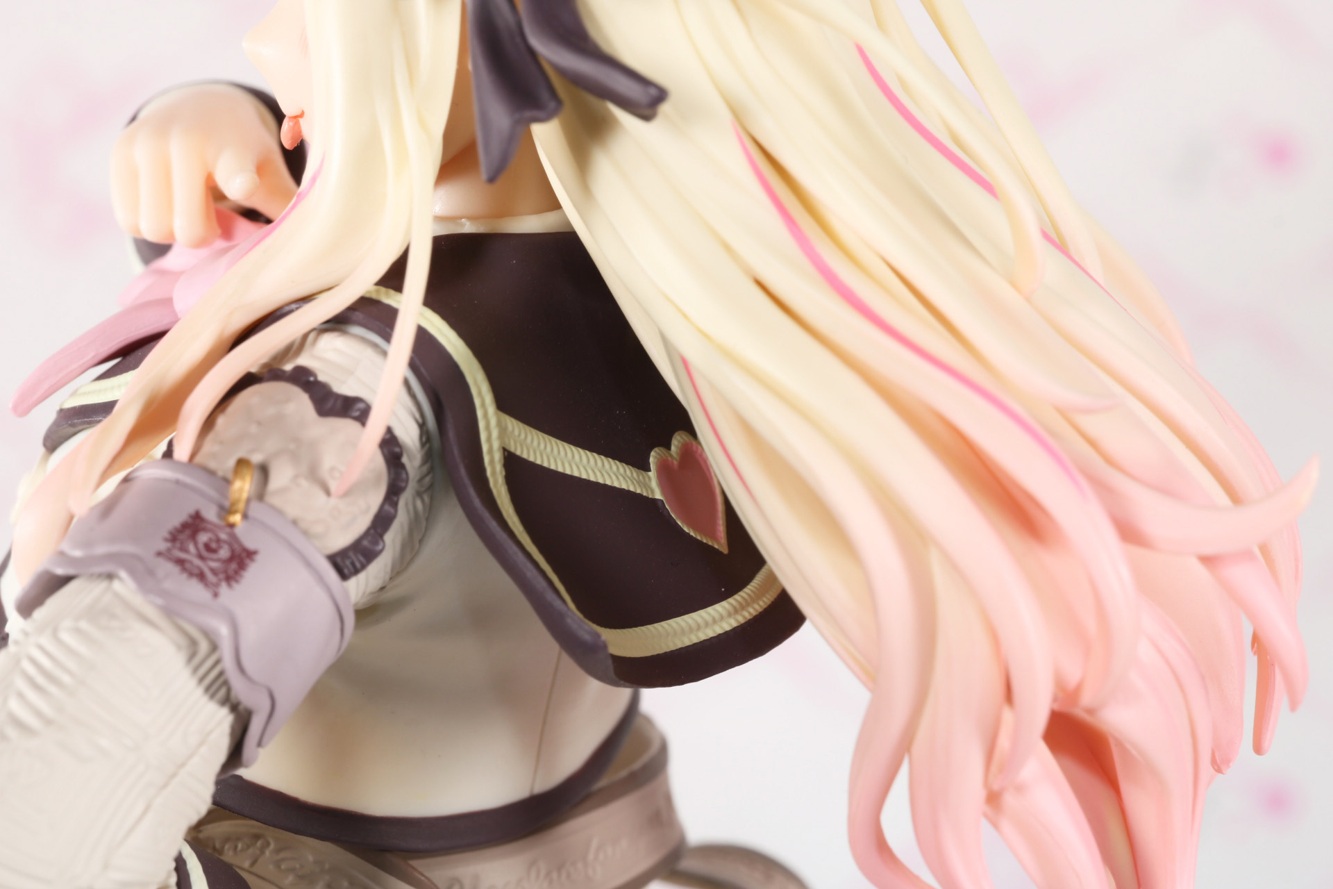 襟の後ろにはハートマークデザインが造形されている