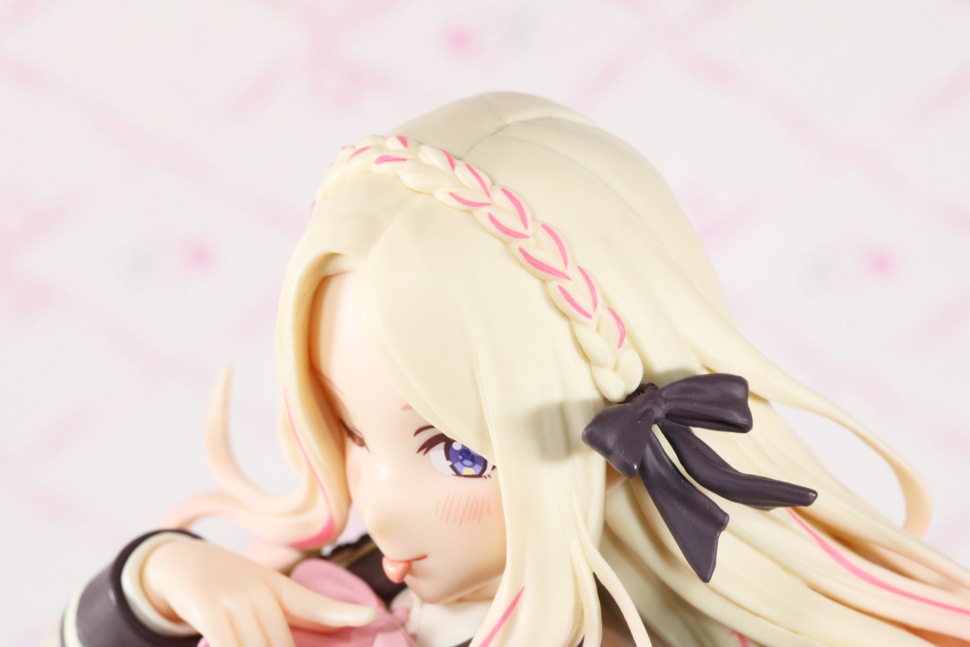 ヘアスタイルも編み込みやメッシュまで作り込まれている