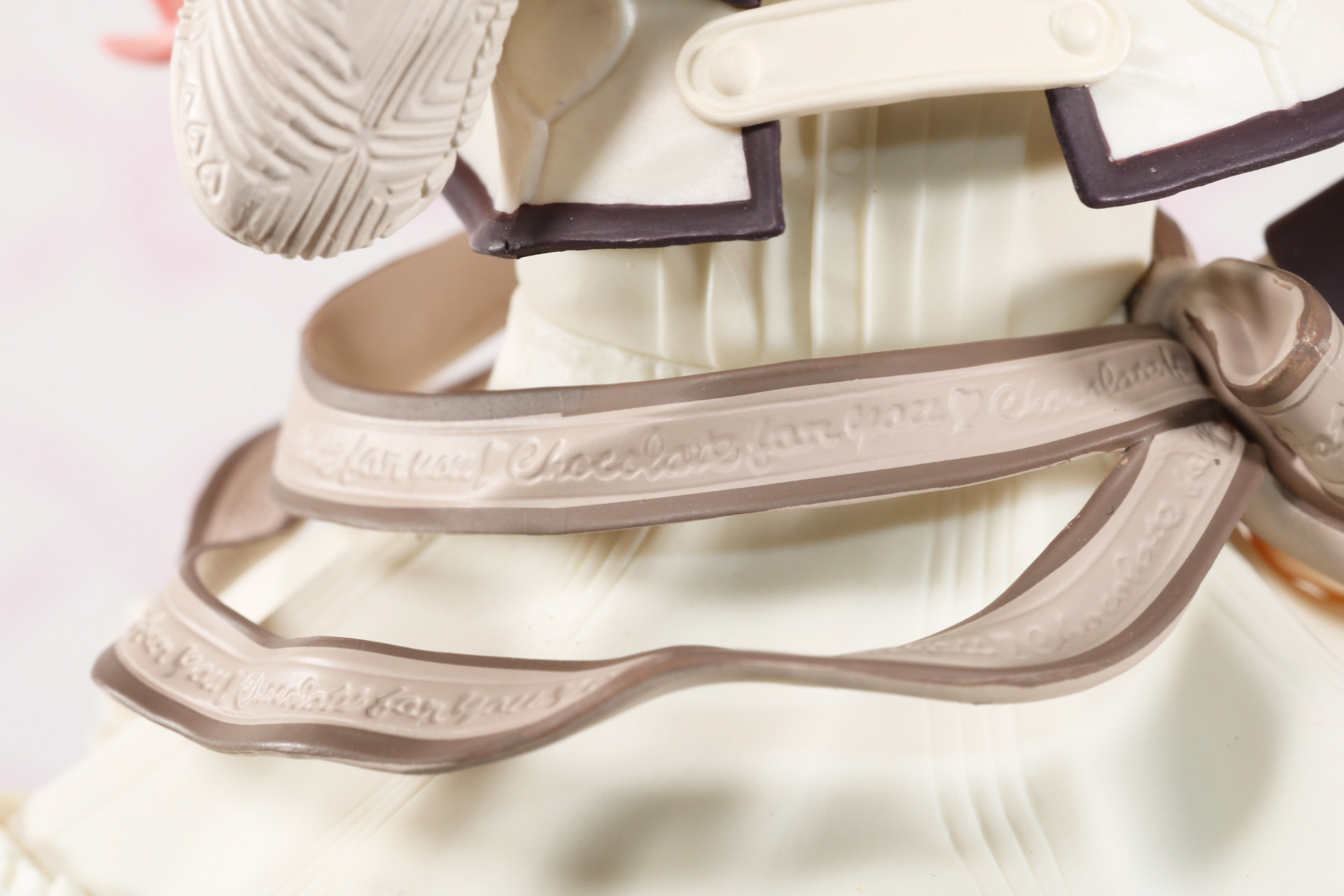 スカートの裾も生クリームを彷彿とさせる柔らかい造形