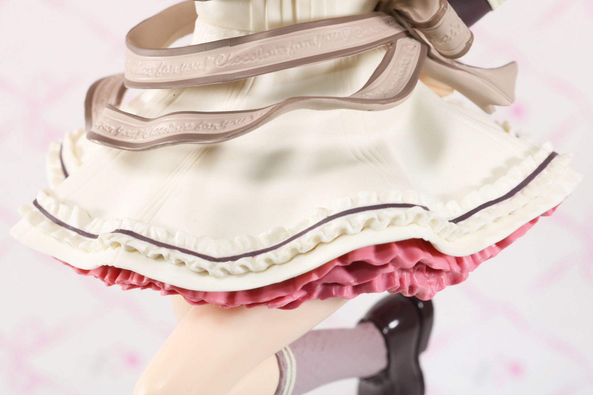 スカートの裾も生クリームを彷彿とさせる柔らかい造形