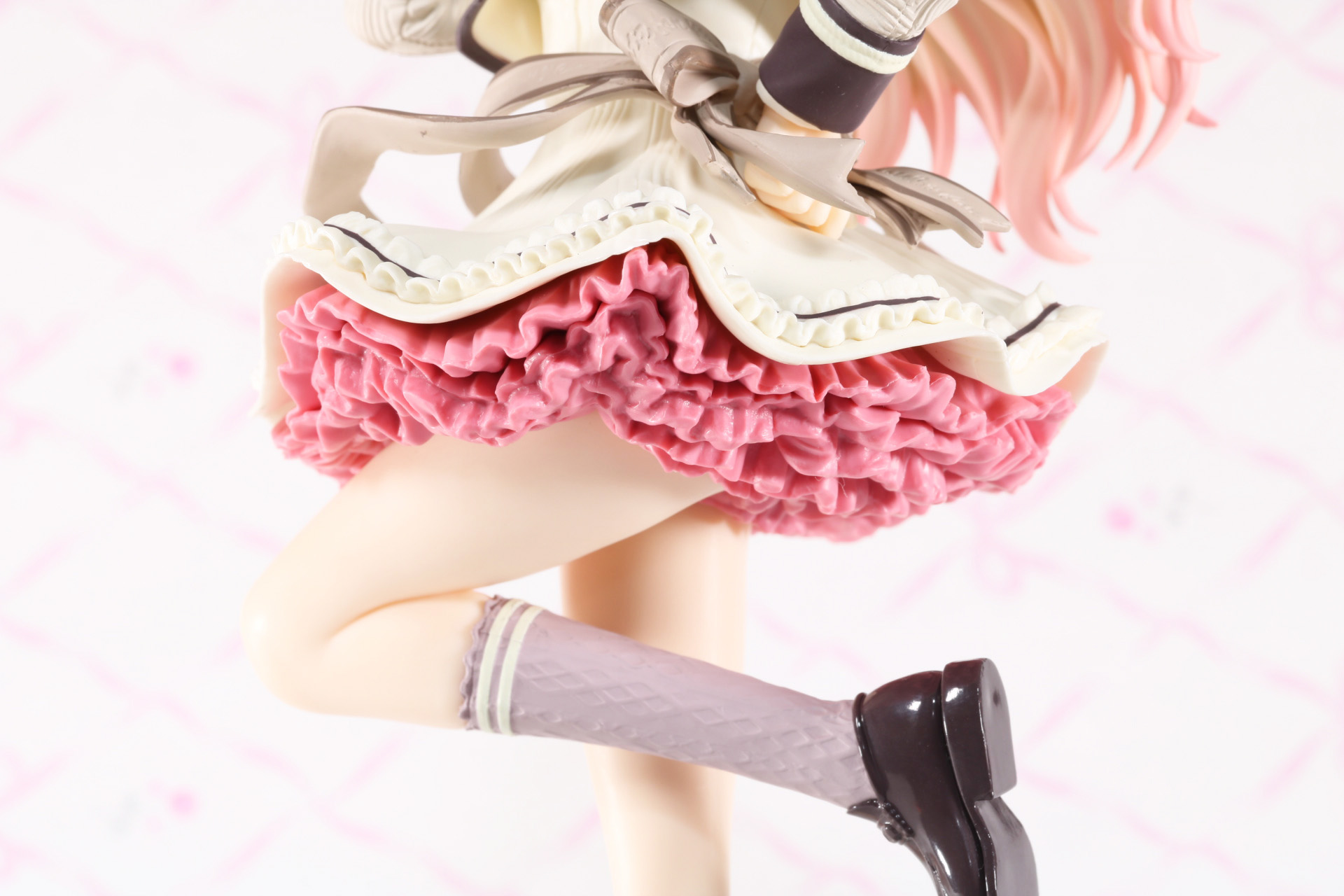 パニエもボリューミーな造形となっている