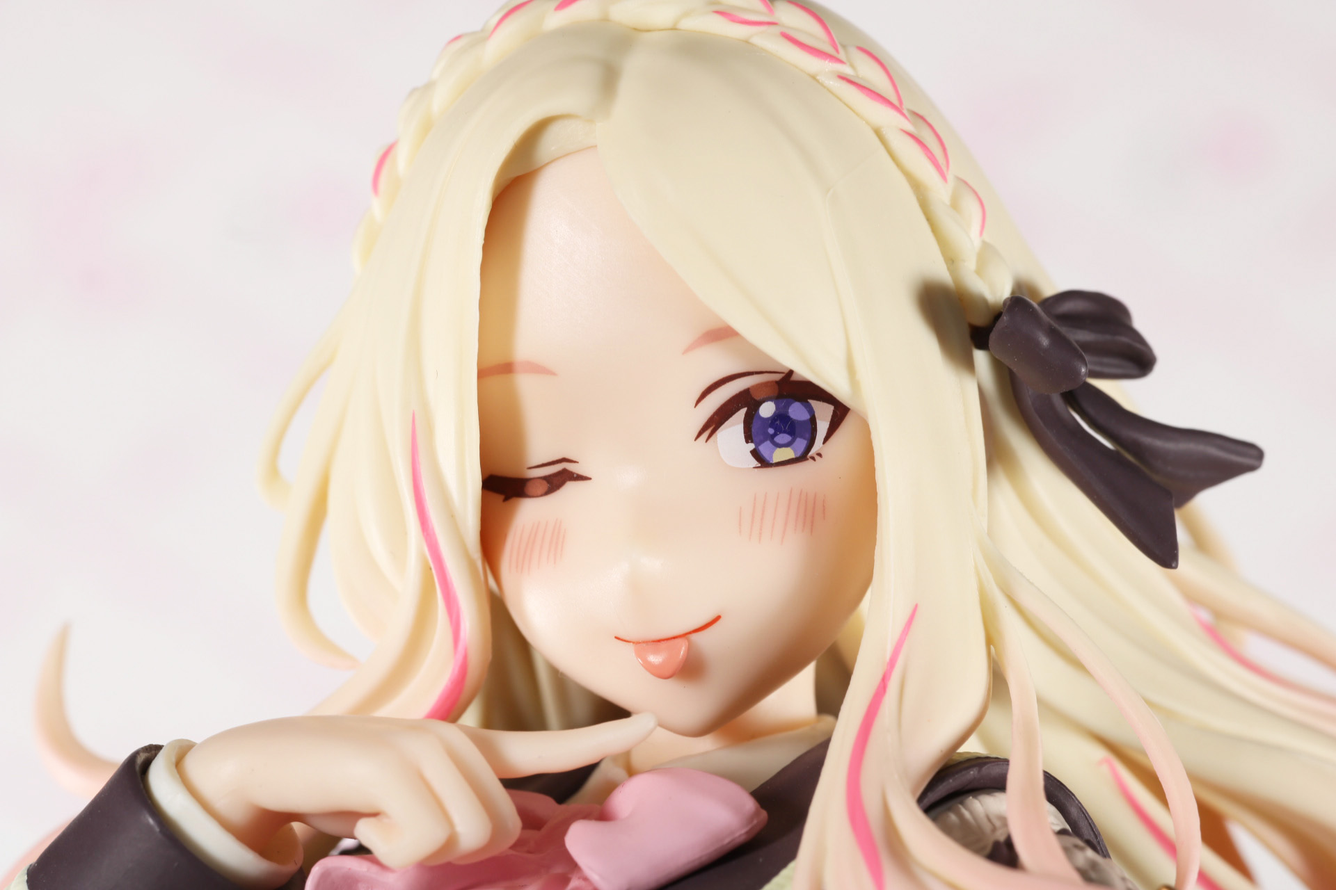 可愛らしい表情を見せる十王星南。指先の表情付けはもちろん、少し見せた舌も造形されている