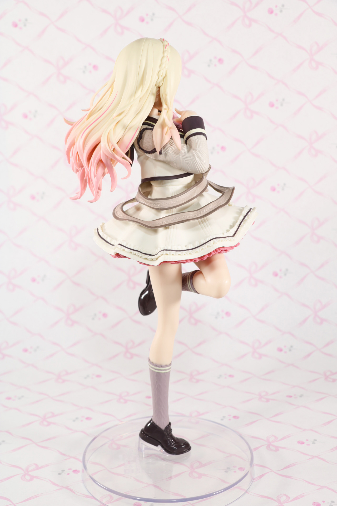 ふわっと浮かぶリボンなど躍動感ある造形