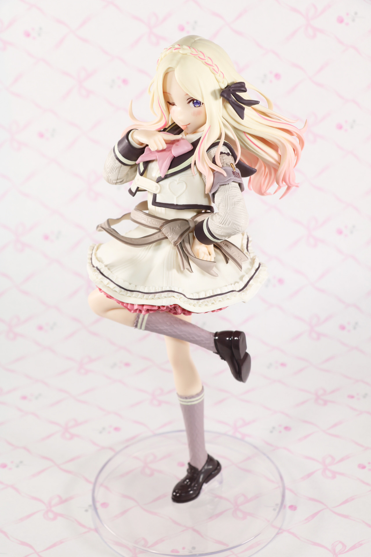 ふわっと浮かぶリボンなど躍動感ある造形