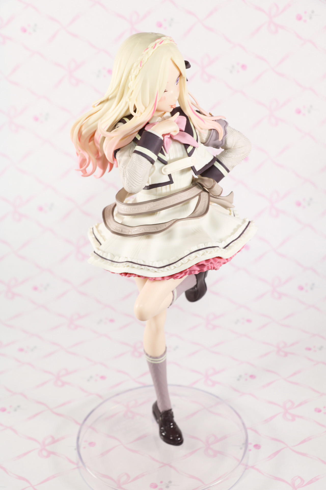 ふわっと浮かぶリボンなど躍動感ある造形