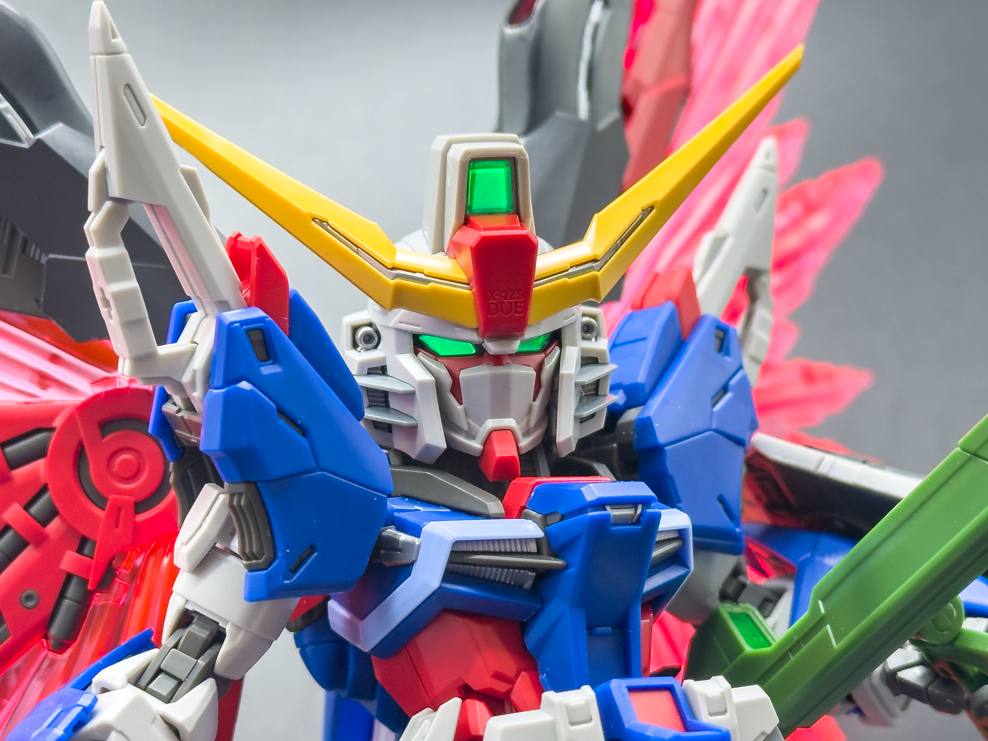 センサーパーツやエフェクトパーツには蛍光パーツが採用されています。