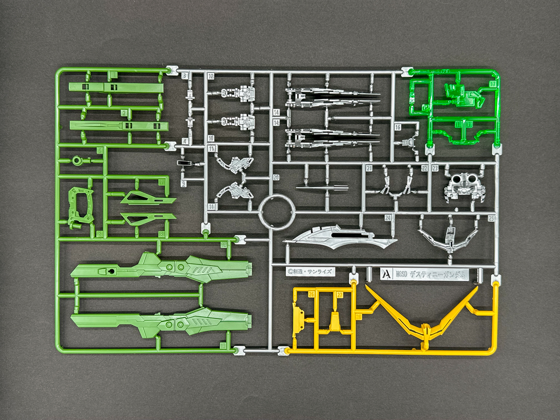 Aランナーはイロプラランナーであり、内部フレームに使用するシルバーのパーツが確認できます。