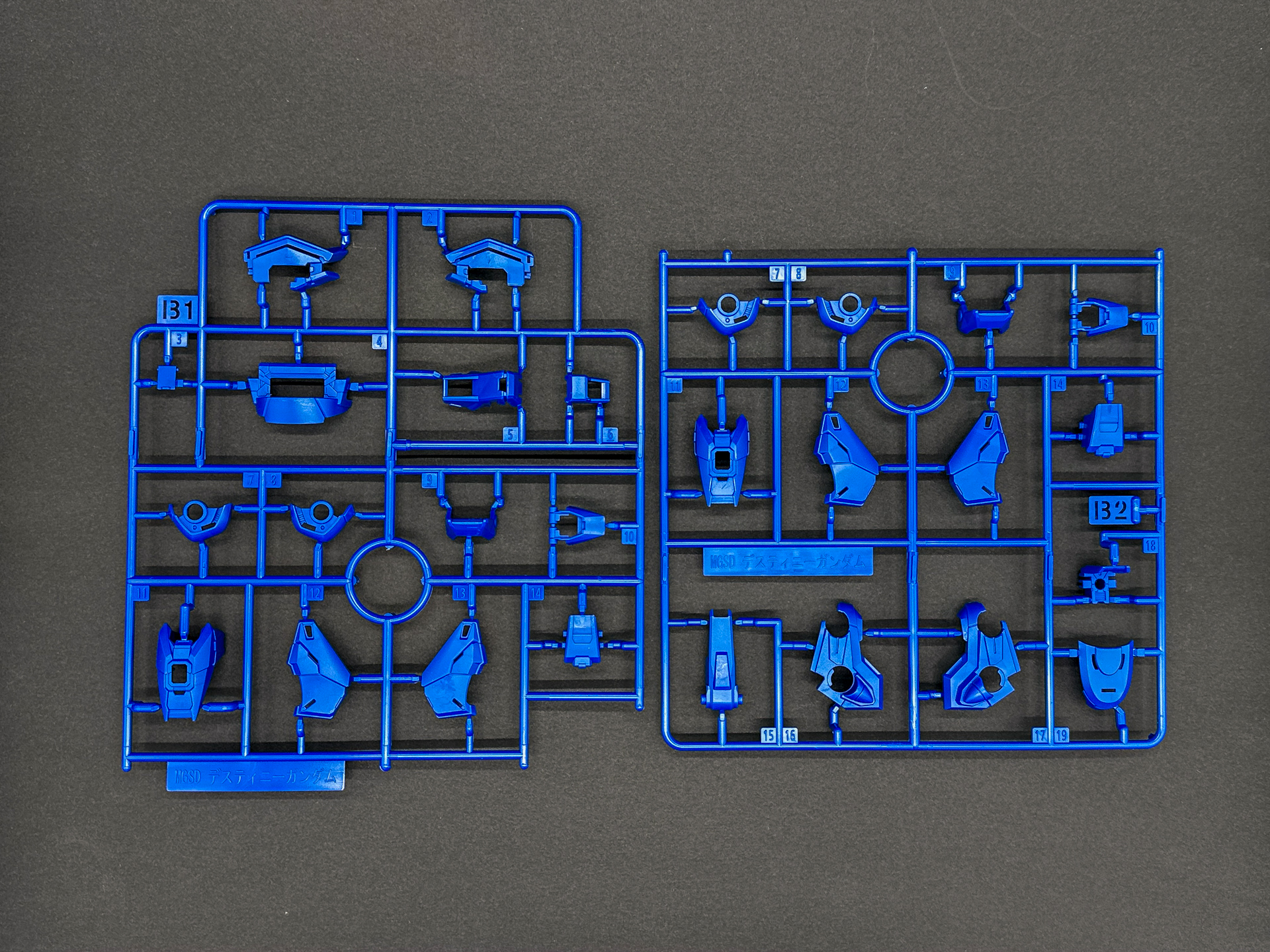 B1、B2ランナーは胸部や肩部などに使用するブルーのランナーです。