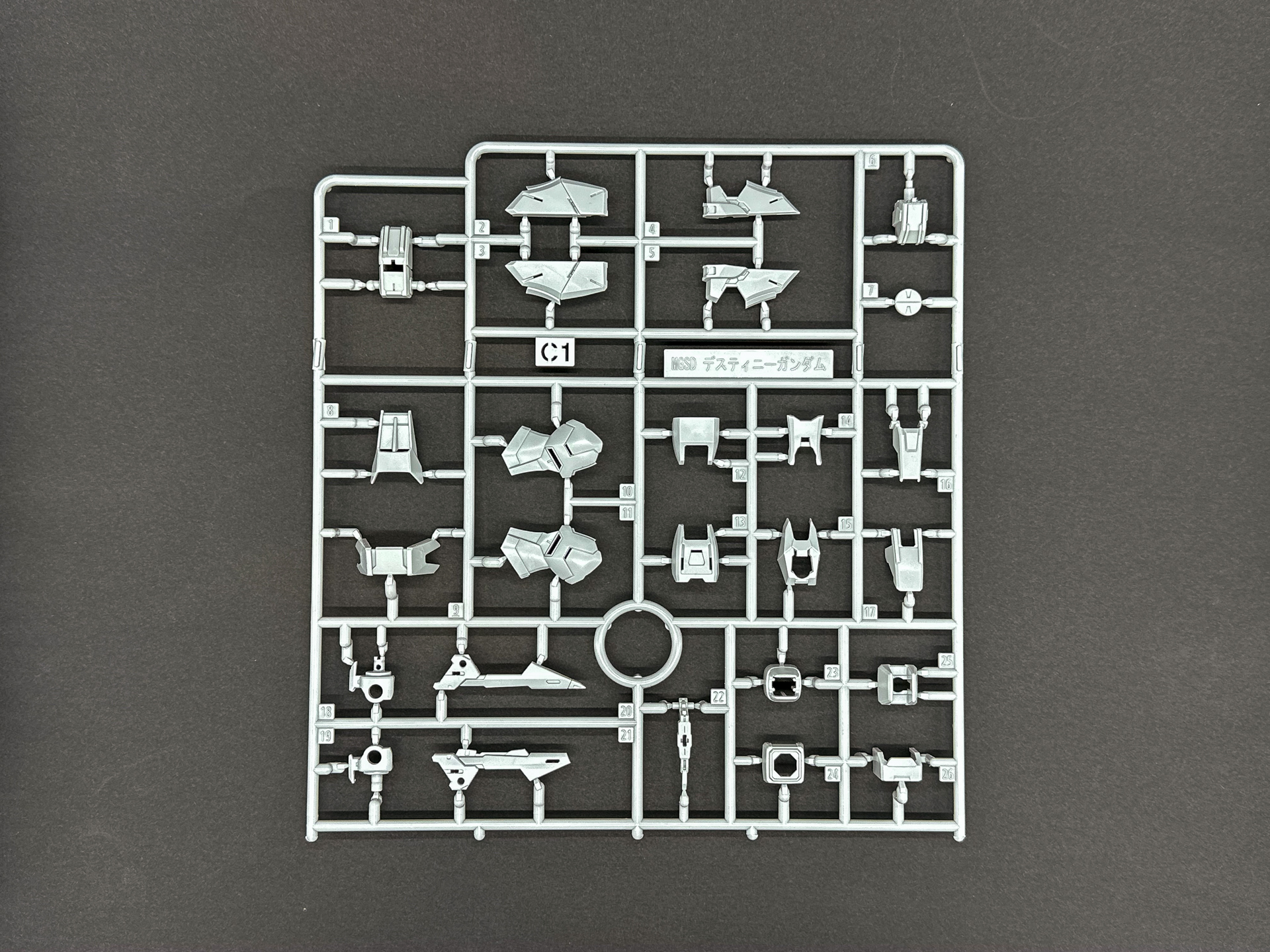 C1ランナーは脚部や腕部のホワイト外装部分などを構成し、成形色はホワイトに近いライトグレーです。