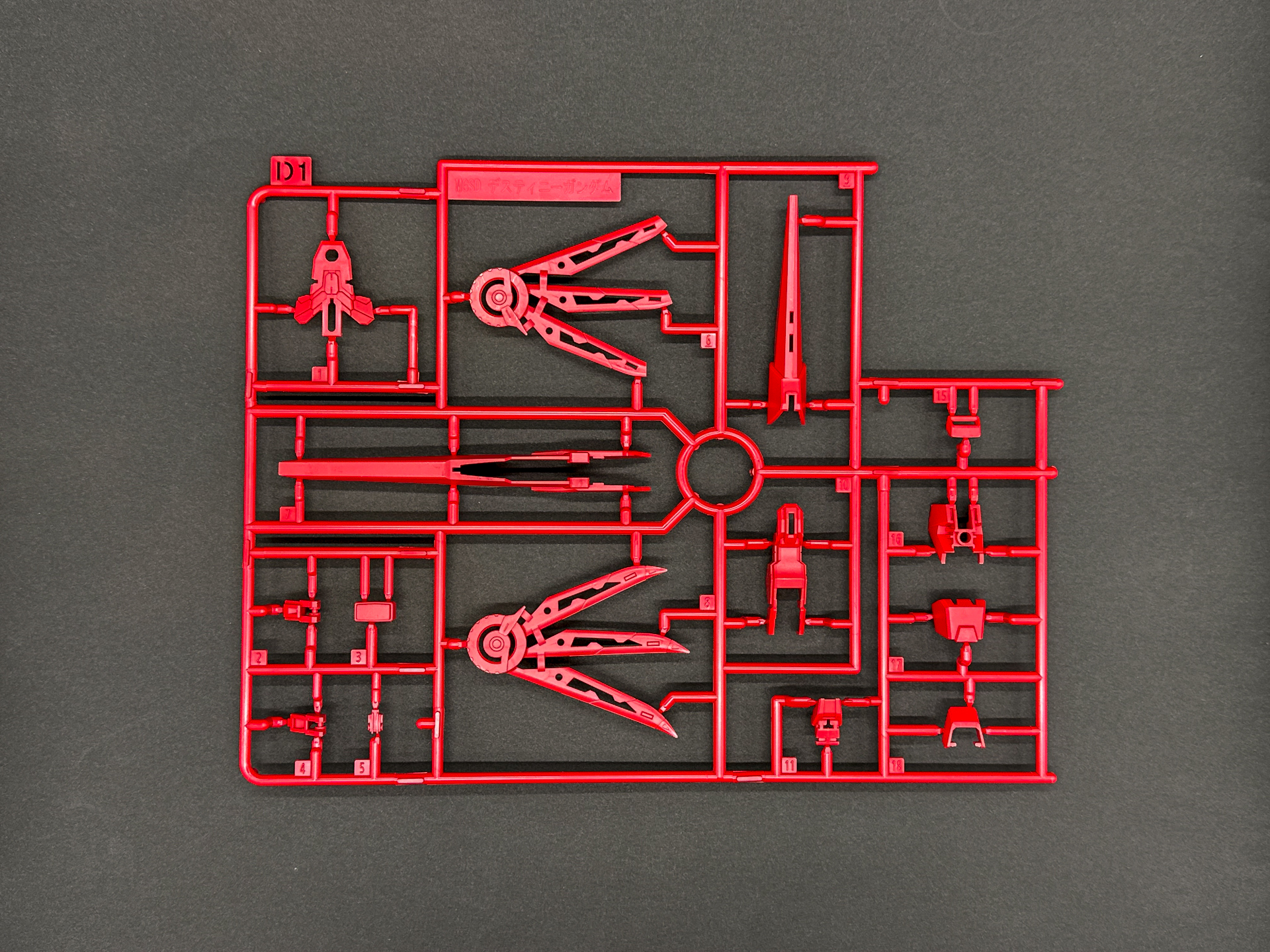 D1ランナーはバックパックやつま先部分のレッドのパーツを構成します。成形色のレッドはビビッドなレッドではなく少し彩度を抑えたレッドです。