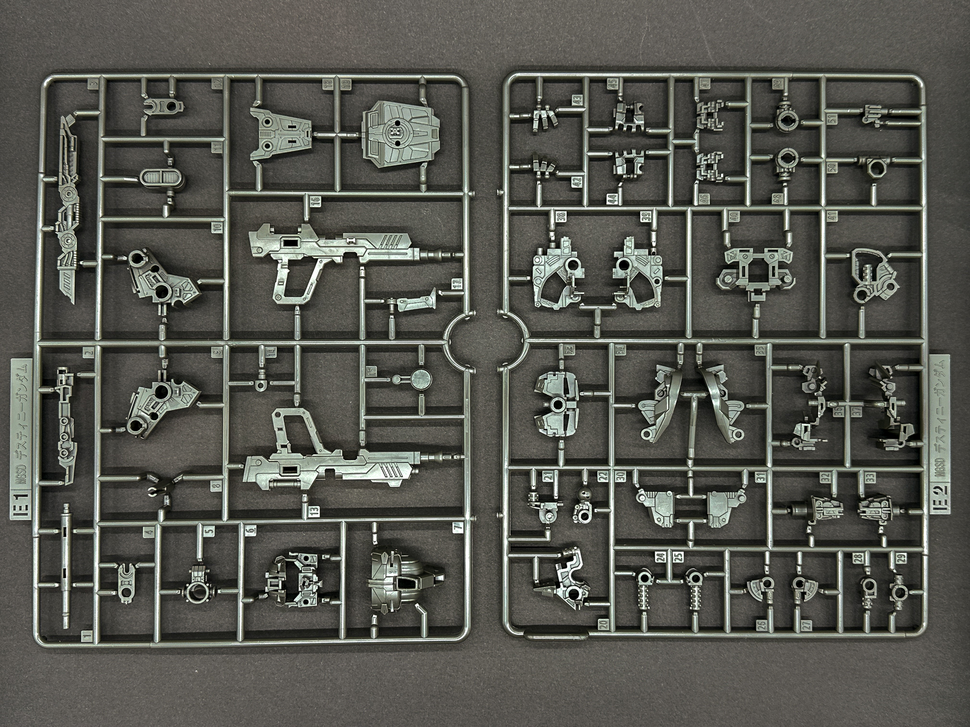 E1、E2ランナーはビームライフルや左右非対称となる内部フレームパーツを構成します。