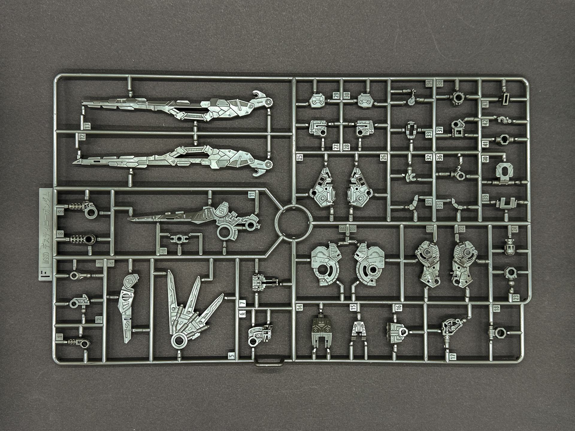 Fランナーは同一形状が2枚付属し、左右対称となる個所のフレームパーツを構成します。
